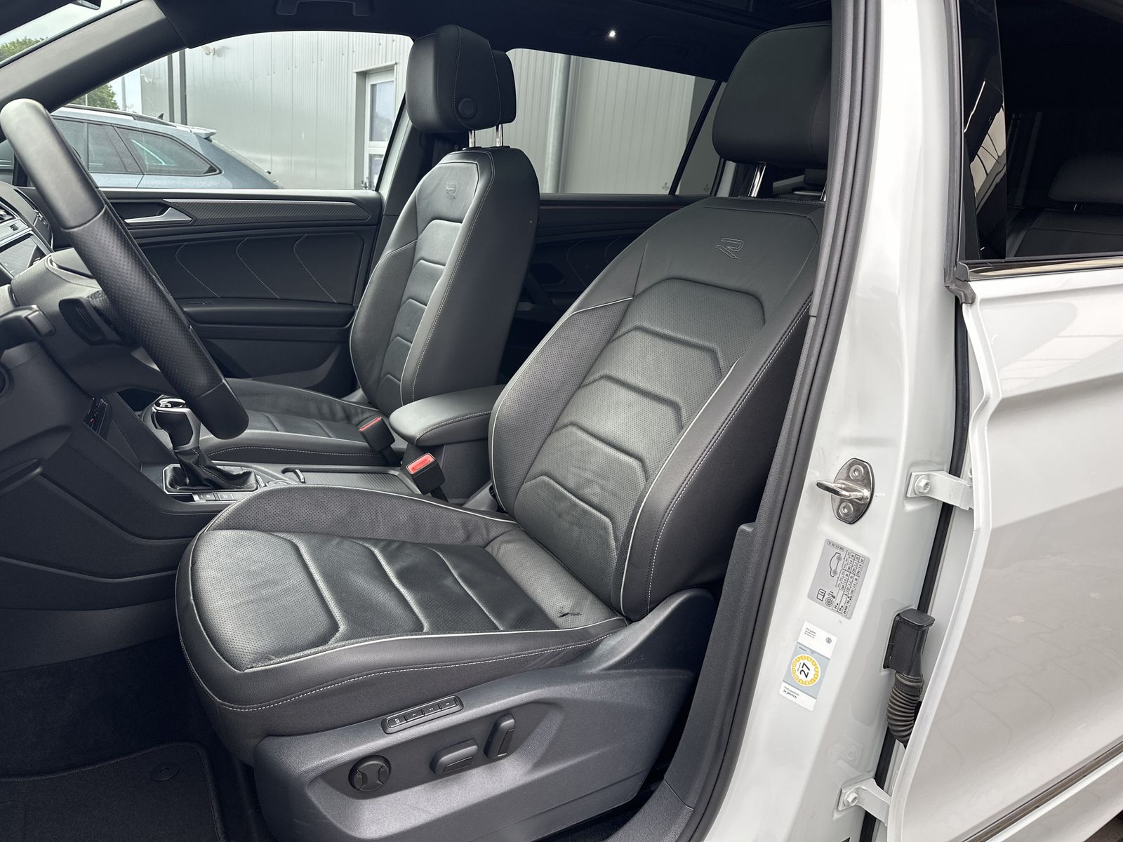 Fahrzeugabbildung Volkswagen Tiguan Allspace R-Line 4M NAV+IQLIGHT+PANORAMA
