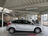 Ford Focus Lim. Titanium KLIMA/BT/PDC V-H/SPURHALTEAS - Ford Focus aus 2011: Limousine