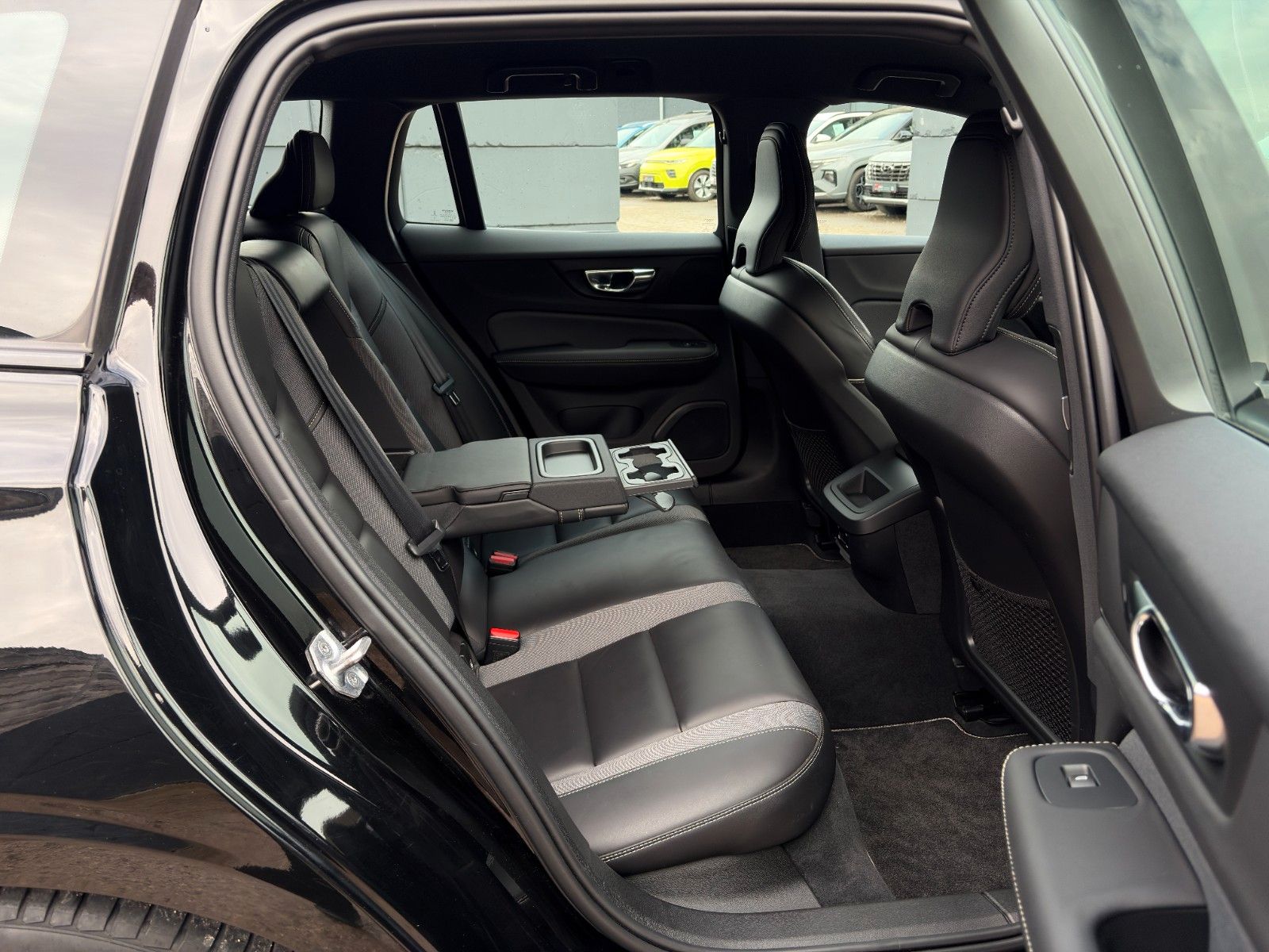 Fahrzeugabbildung Volvo V60 AWD R-Design ACC ProH&K 360° LED CarPl. Memo