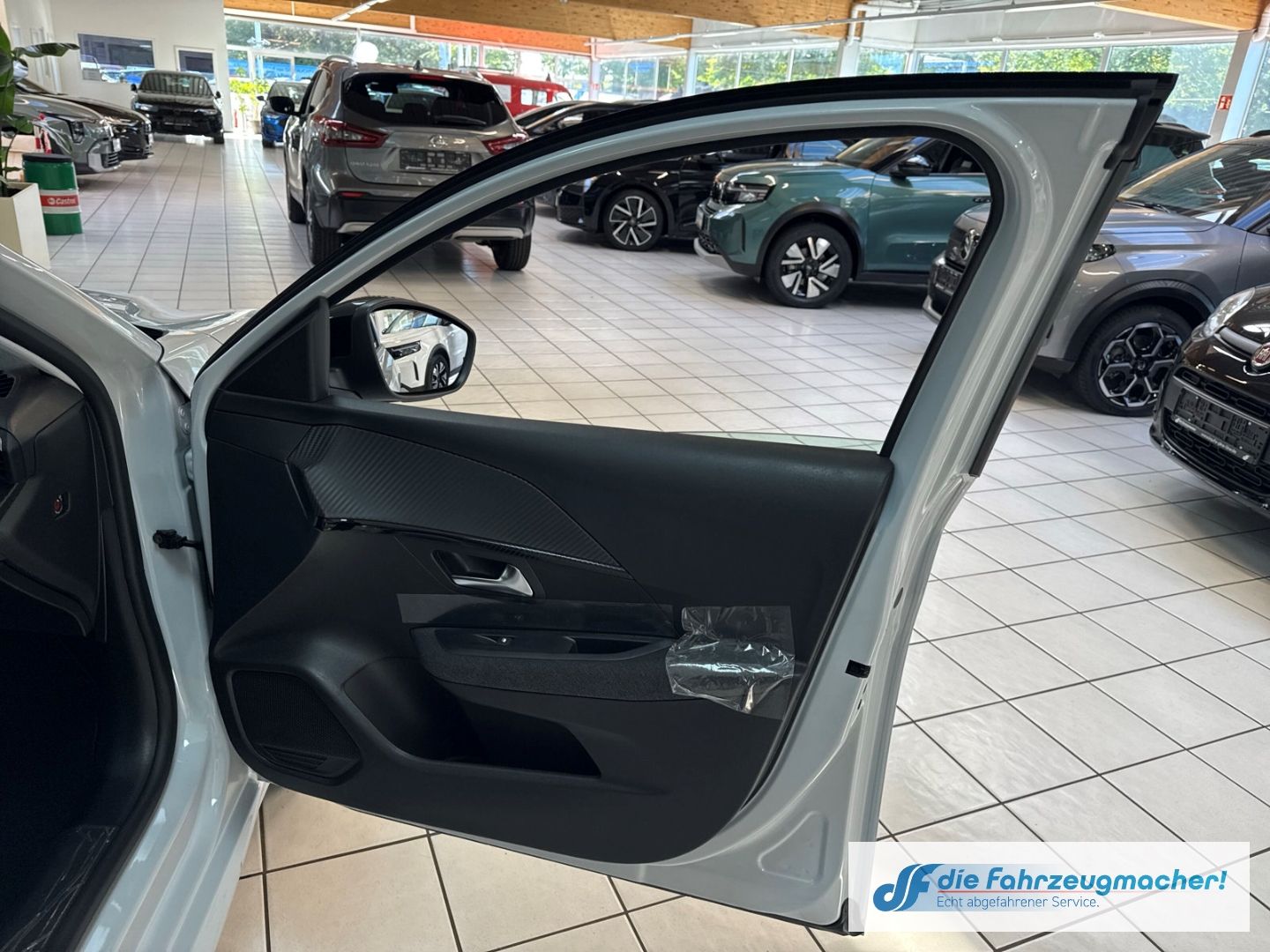 Fahrzeugabbildung Peugeot 208 Style LED Fahrerprofil DAB SHZ Keyless Start