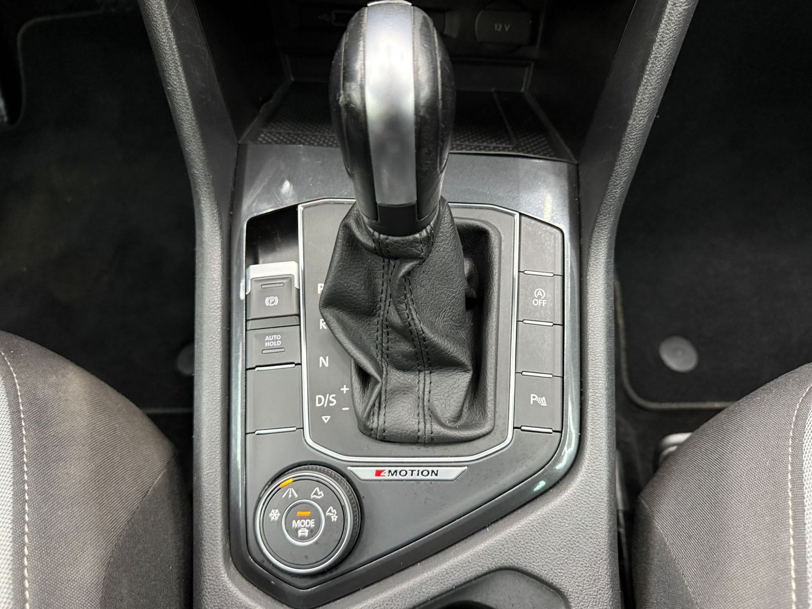 Fahrzeugabbildung Volkswagen Tiguan 2.0d DSG Comf 4Mot >NAVI+SHZ+PDC+LM+AHK+