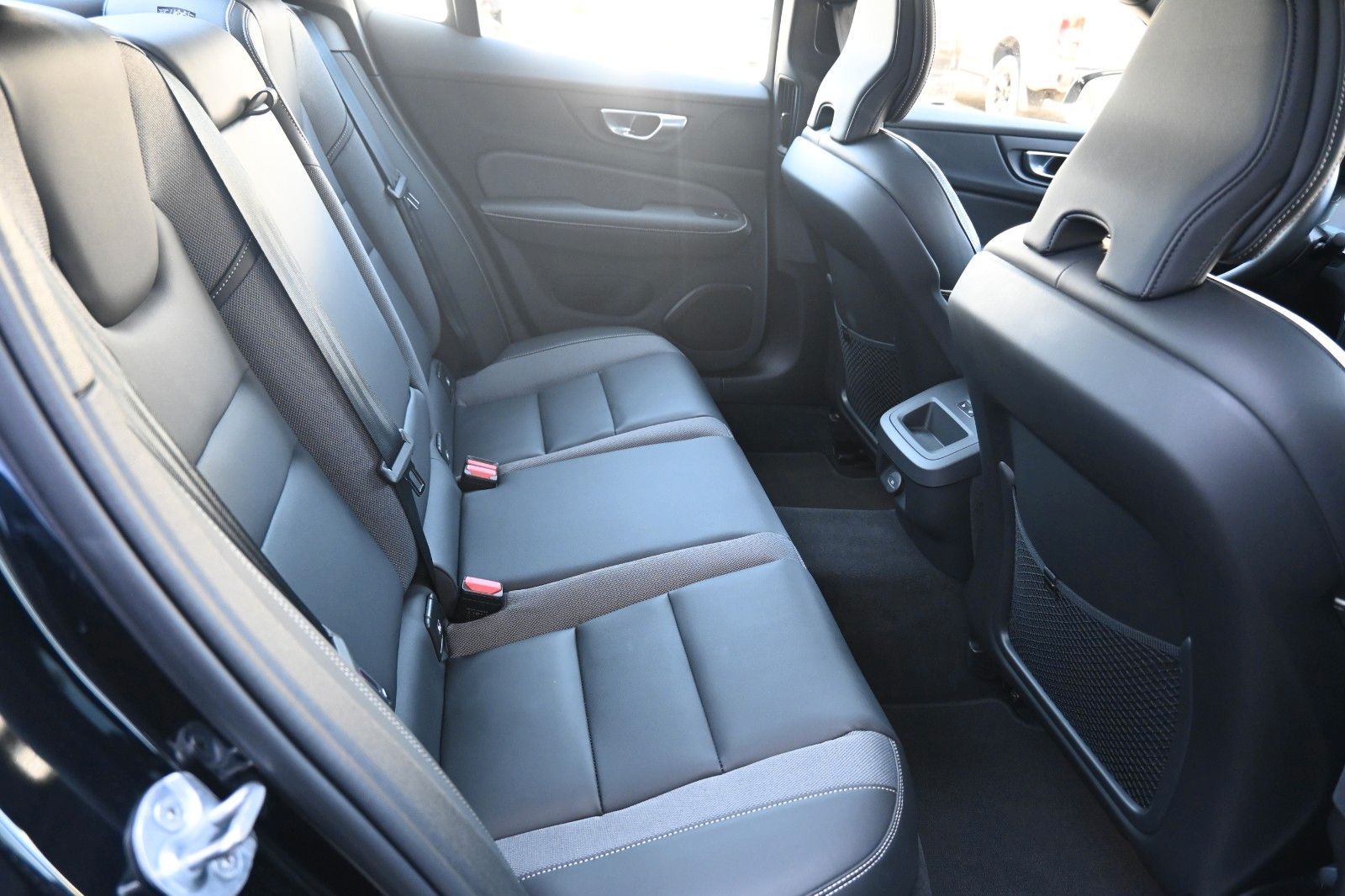 Fahrzeugabbildung Volvo S60 B4 Plus Dark*LED*PANO*STHZ*H&K*360*QI*19"