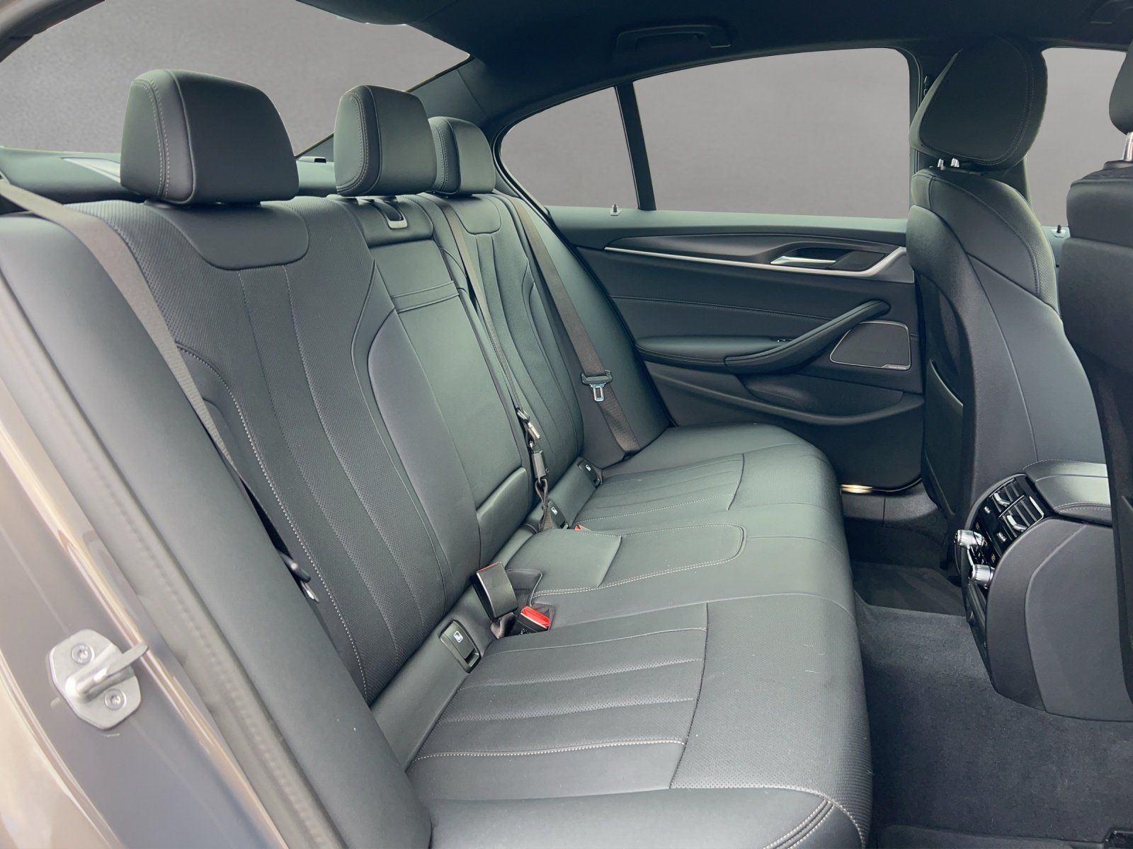 Fahrzeugabbildung BMW 530i M-Sport/INDIVIDUAL/HUD/360°KAMERA/H&K/