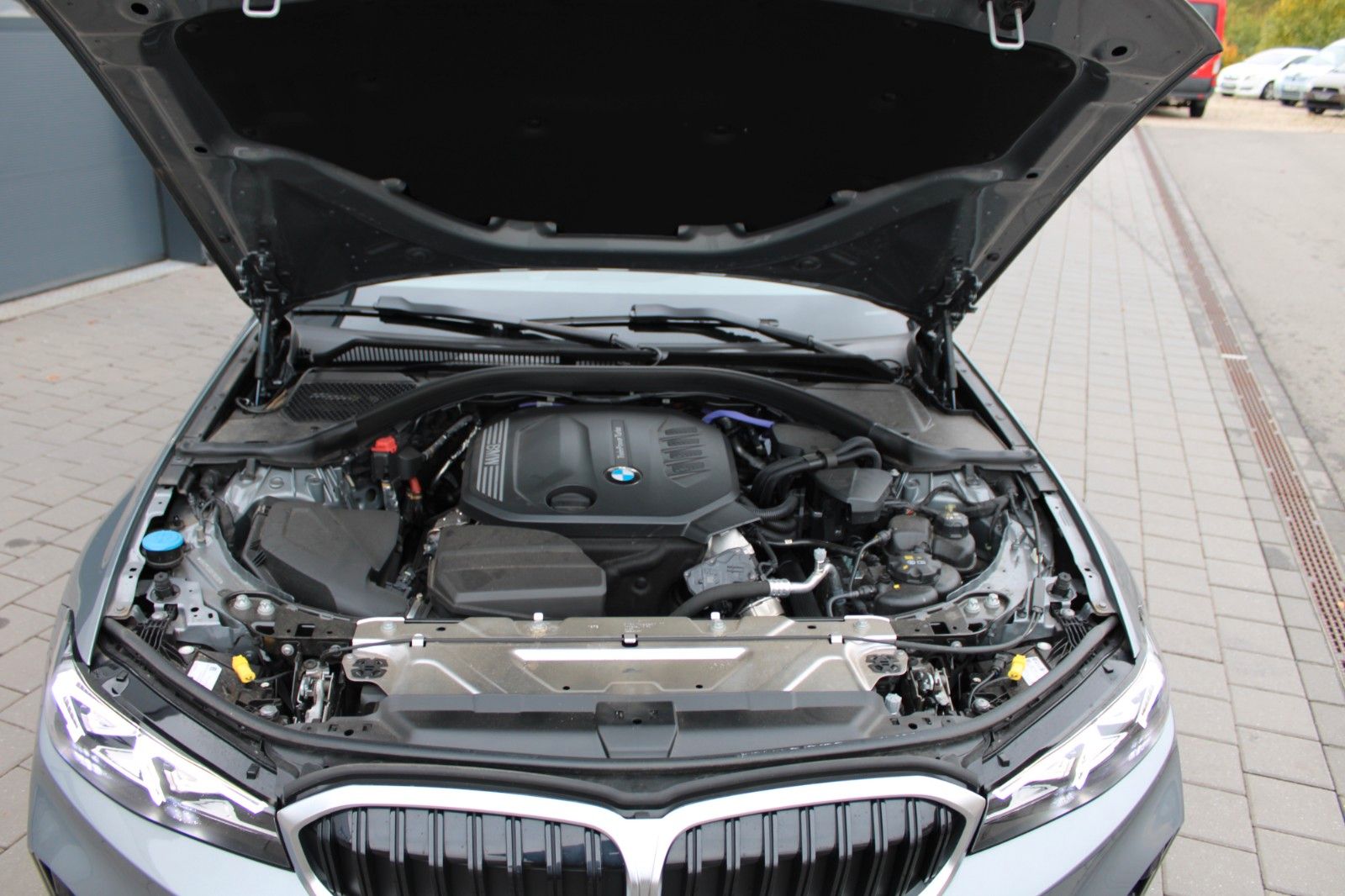 BMW 320 d xDrive Touring NAVI SHZ LED PDC AUT LIVE foto 9