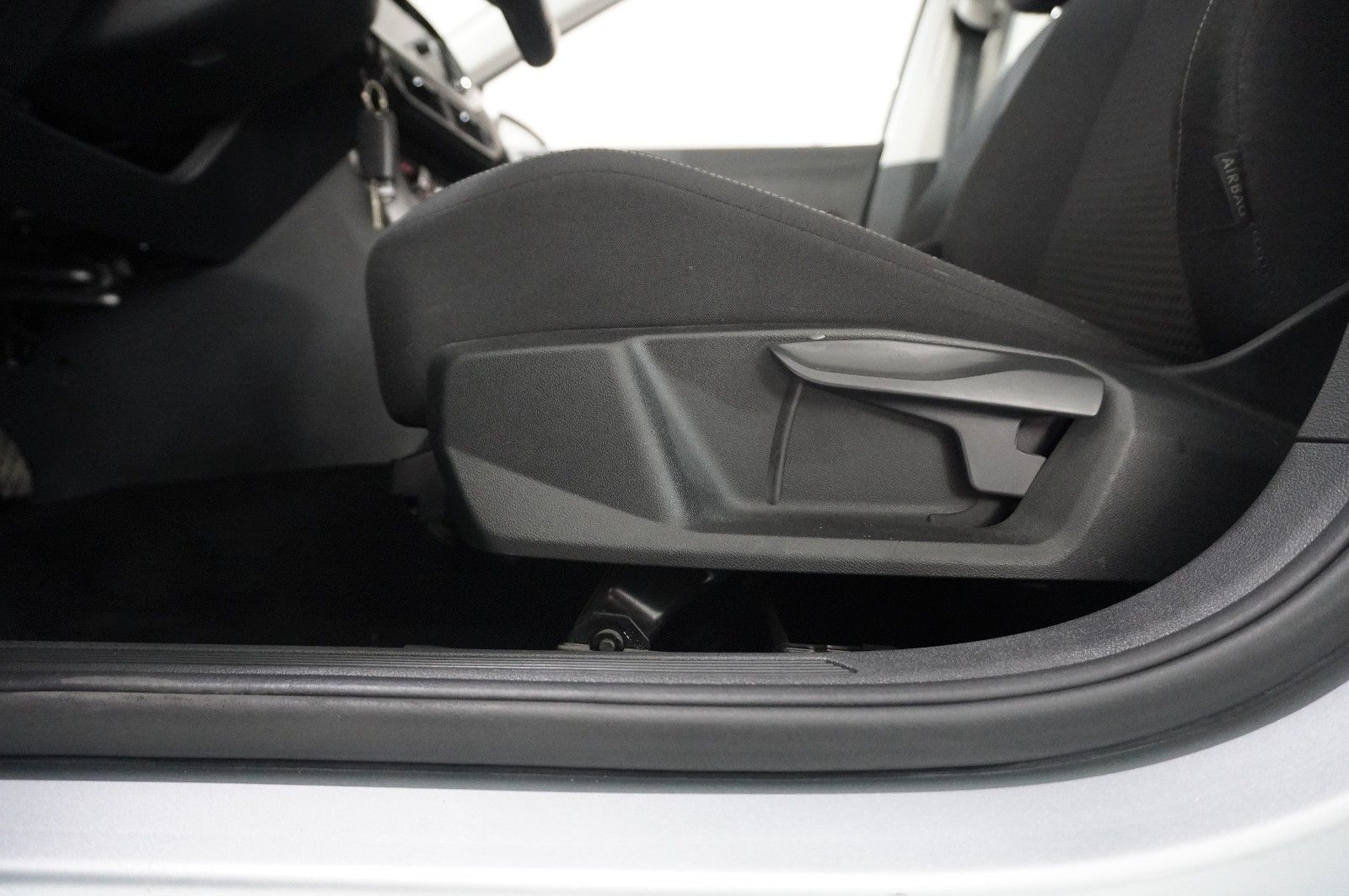 Fahrzeugabbildung Volkswagen Polo VI 1.0 TSI COMFORTLINE LED/KLIMA/SHZ/USB