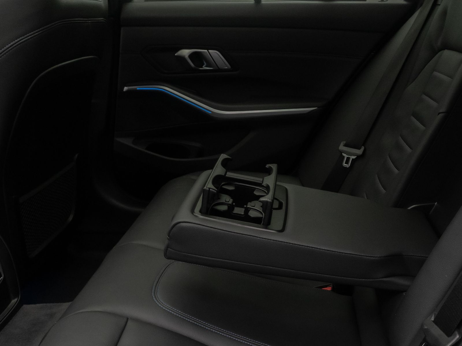 Fahrzeugabbildung BMW 330e M Sport Laser DAB HUD 360° Panorama AHK 19"