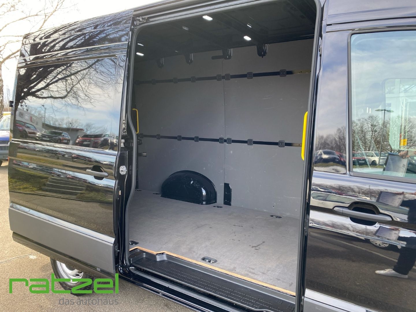 Fahrzeugabbildung Volkswagen Crafter Hochdach 35 Kasten MR 2.0 TDI DSG+AHK+LE