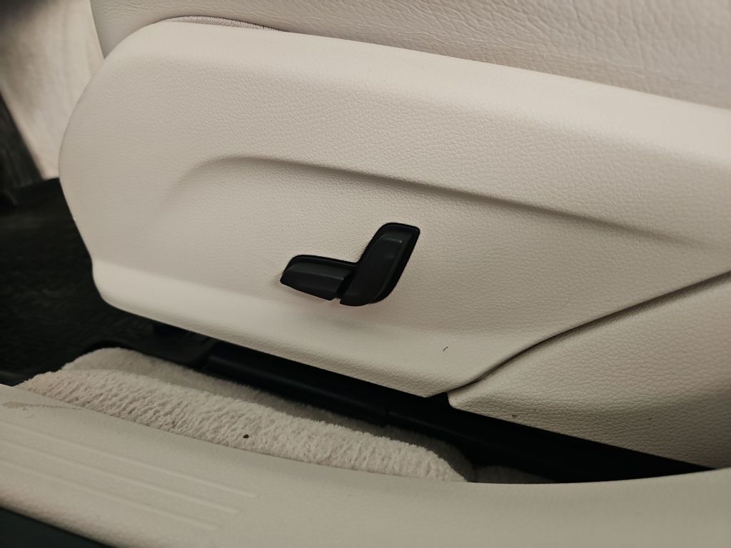 Fahrzeugabbildung Mercedes-Benz E 250 LUXURY AHK Comand Kamera LED