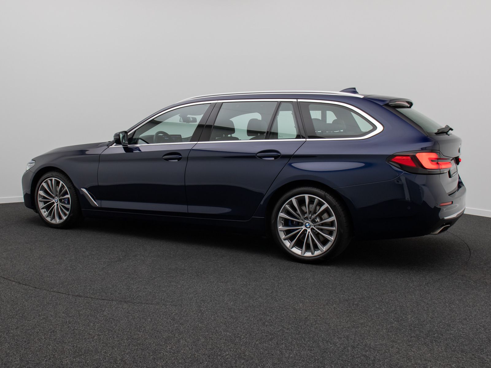 Fahrzeugabbildung BMW 530d xD Luxury Line HUD DAB AHK Panorama H/K 19"