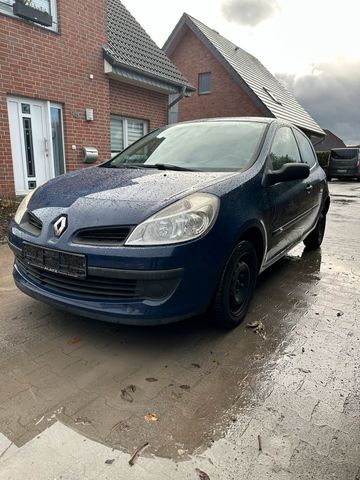 Renault Clio 1.2 / Tüv Neu / 8 fach bereift