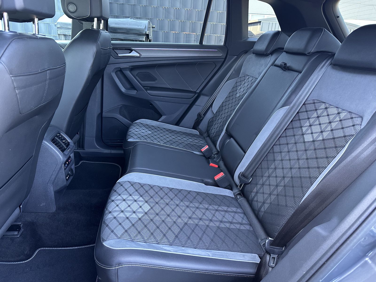 Fahrzeugabbildung Volkswagen Tiguan 4M R-Line Black NAV+IQ-LIGHT+AHK+VC+KAMER