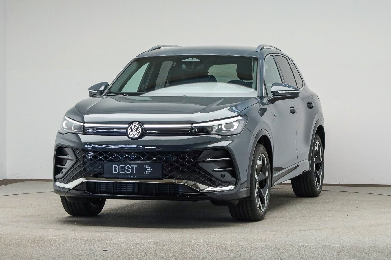 Volkswagen Tiguan R-Line inkl. Wartung + Winterräder