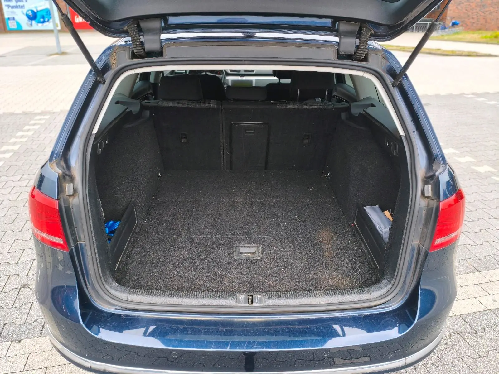 Volkswagen Passat 2011 — photo 8