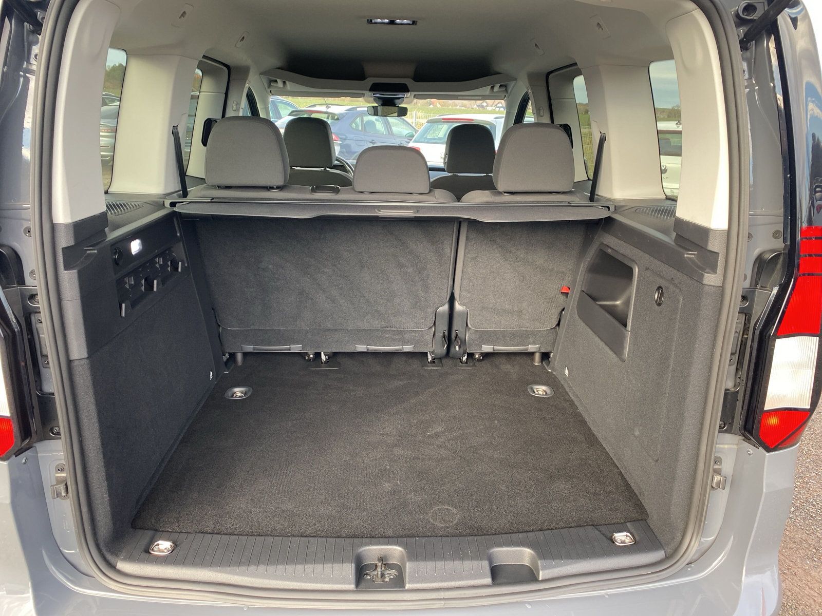 Fahrzeugabbildung Volkswagen Caddy 2.0 TDI DSG Life AHK LED APP ACC KAMAERA