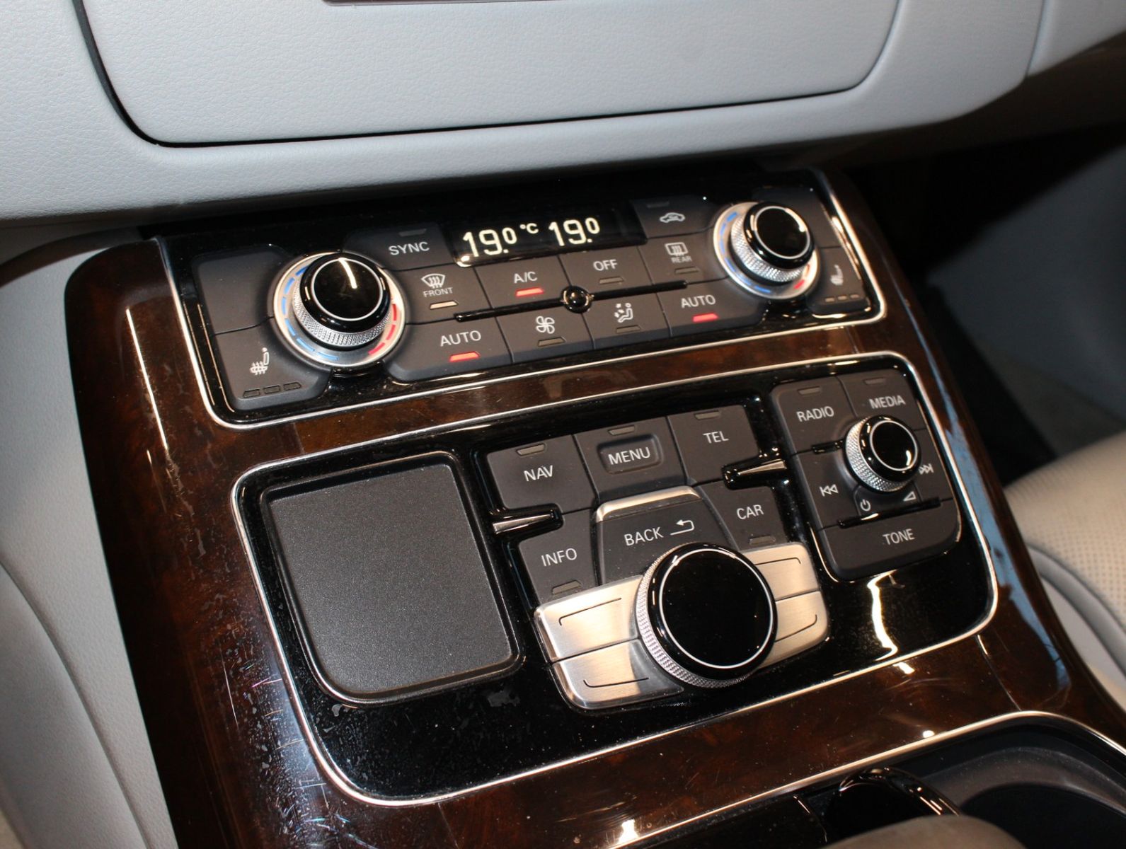 Fahrzeugabbildung Audi A8 4.0 TFSI tiptronic quattro*1.Hand Matrix-LED