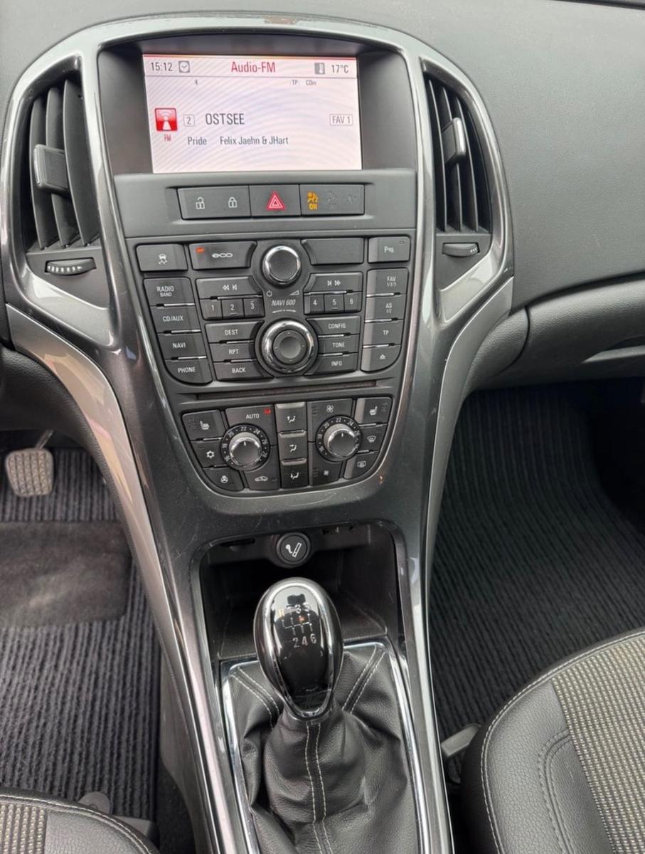 Opel Astra 2013 — photo 11