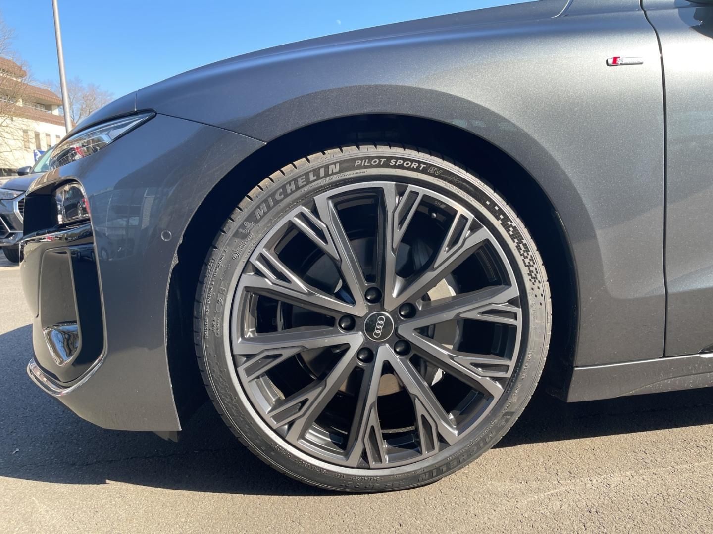 Fahrzeugabbildung Audi A6 Avant e-tron 2x S Line, Tech pro, MMI pro, 21
