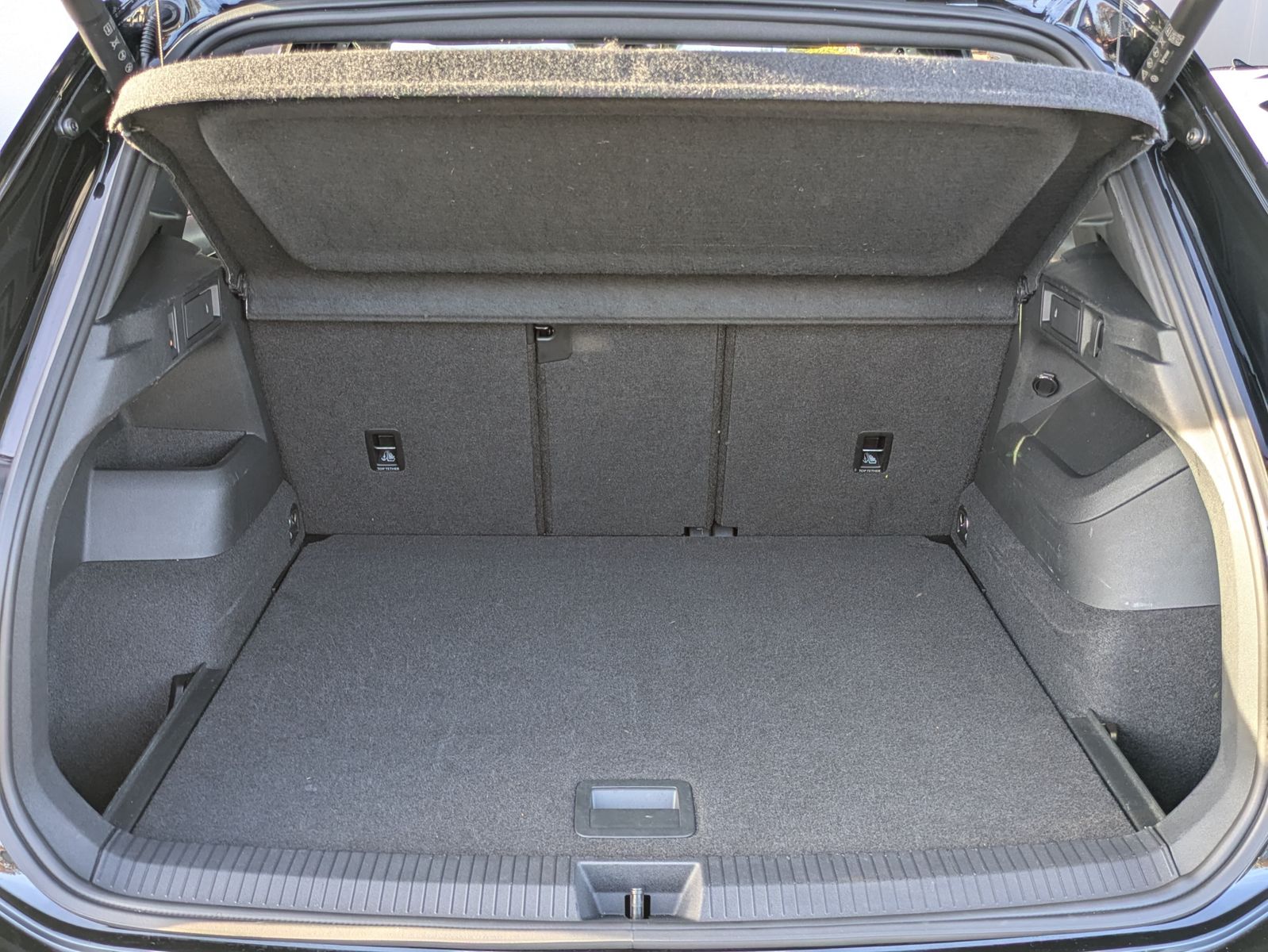 Fahrzeugabbildung Volkswagen Tiguan 2.0TDI R-Line 4M Pano Black Matrix AHK 20