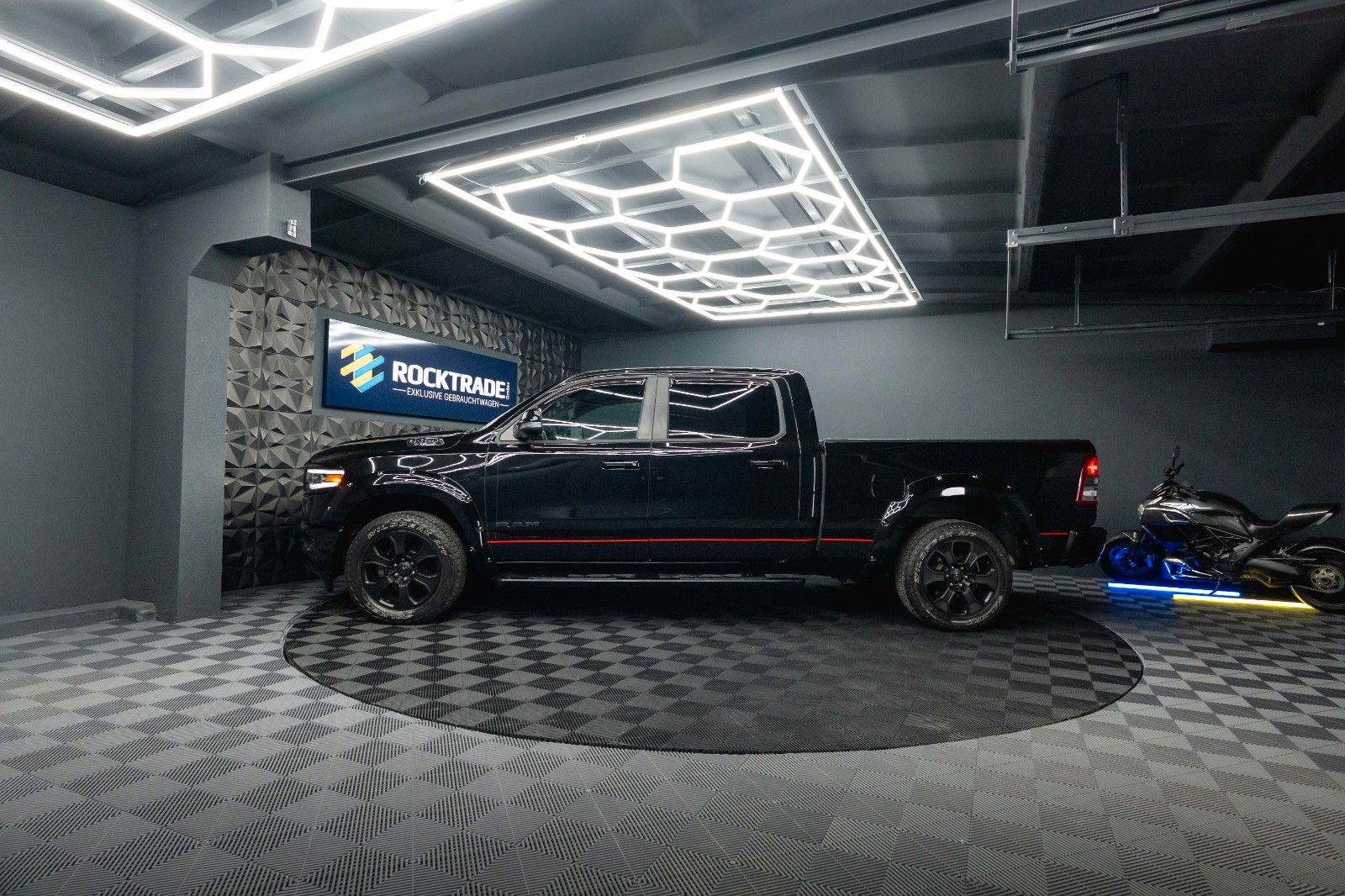 Fahrzeugabbildung Dodge RAM 5.7 V8 HEMI 4x4 BLACK Limited Longbed 19%