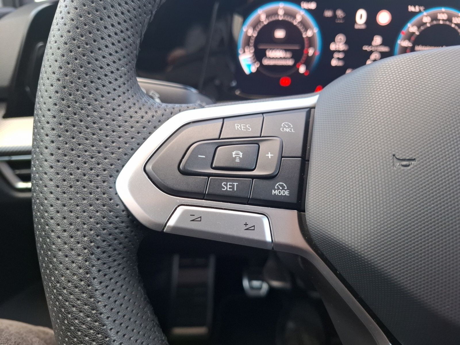 Fahrzeugabbildung Volkswagen Golf VIII TSI R-Line Standhzg. LEDplus APP H&K A