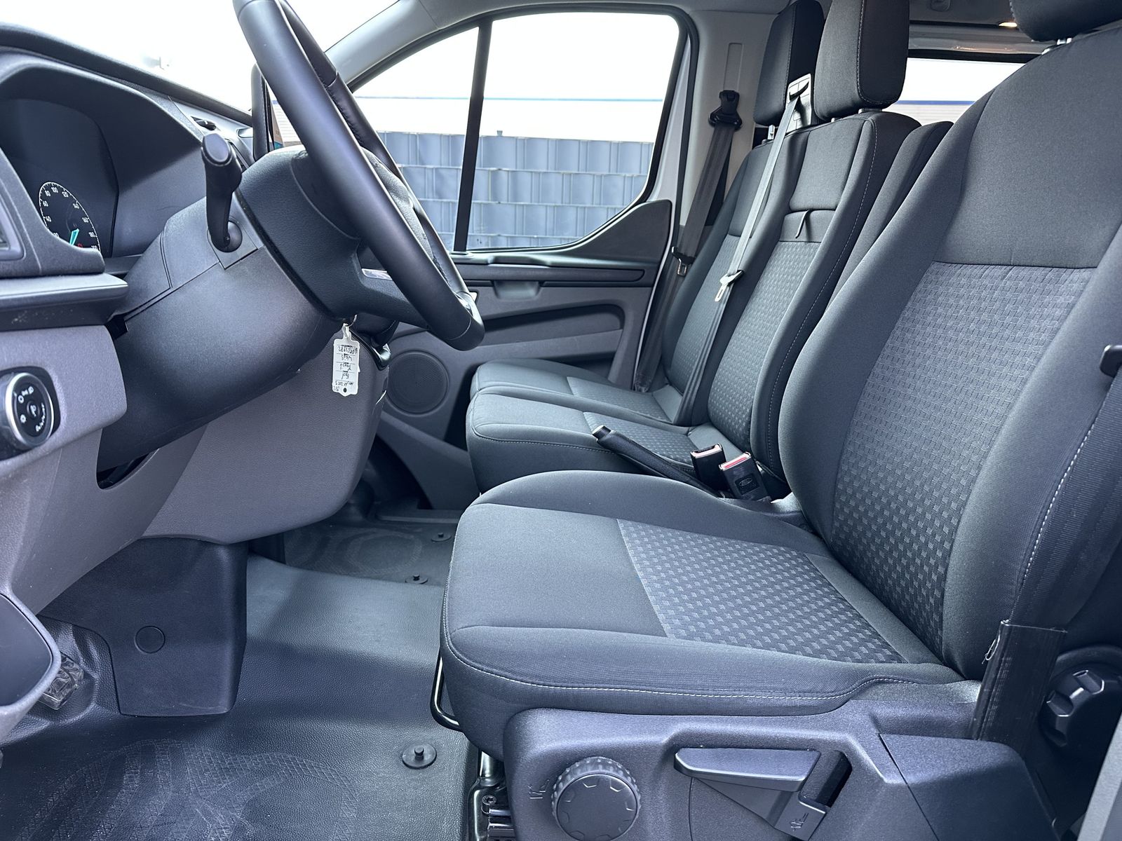 Fahrzeugabbildung Ford Transit Custom 340 L2H1 9-Sitzer AHK+TEMPOMAT+PP