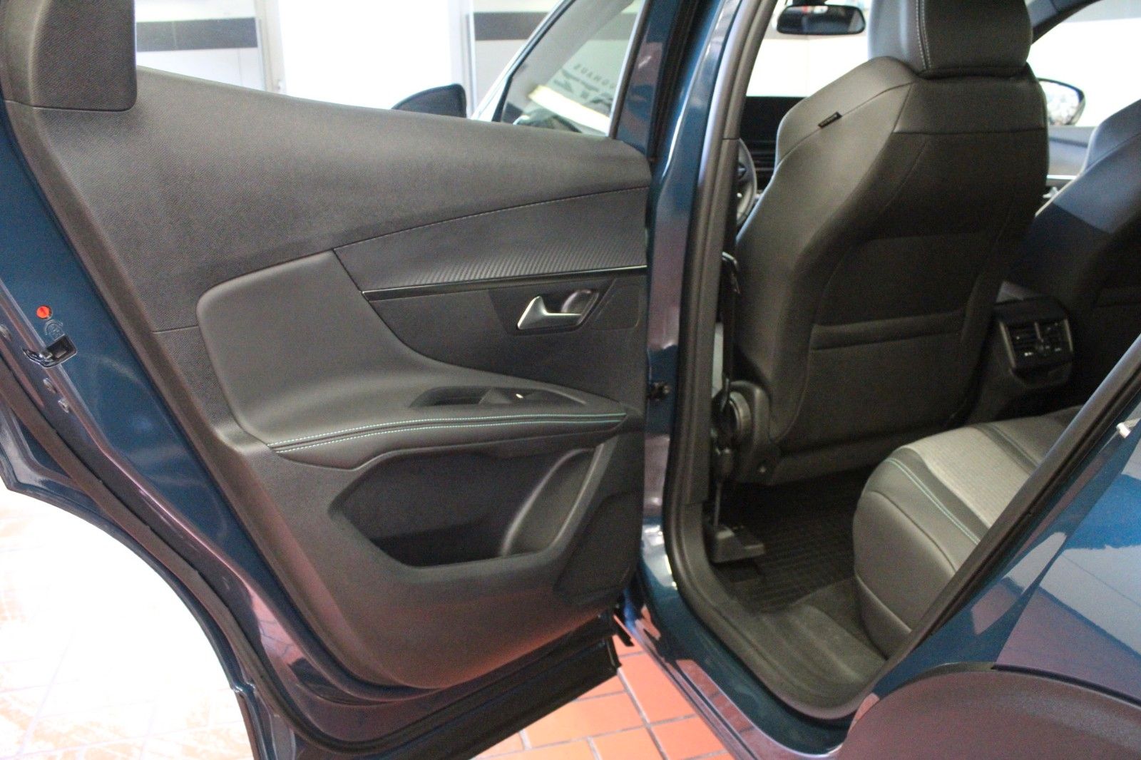 Fahrzeugabbildung Peugeot 3008 Plug-In Hybrid 225 e-EAT8 Allure Pack