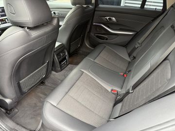 BMW 320i Touring SportLine+LED+StLüftung+App+Virtual