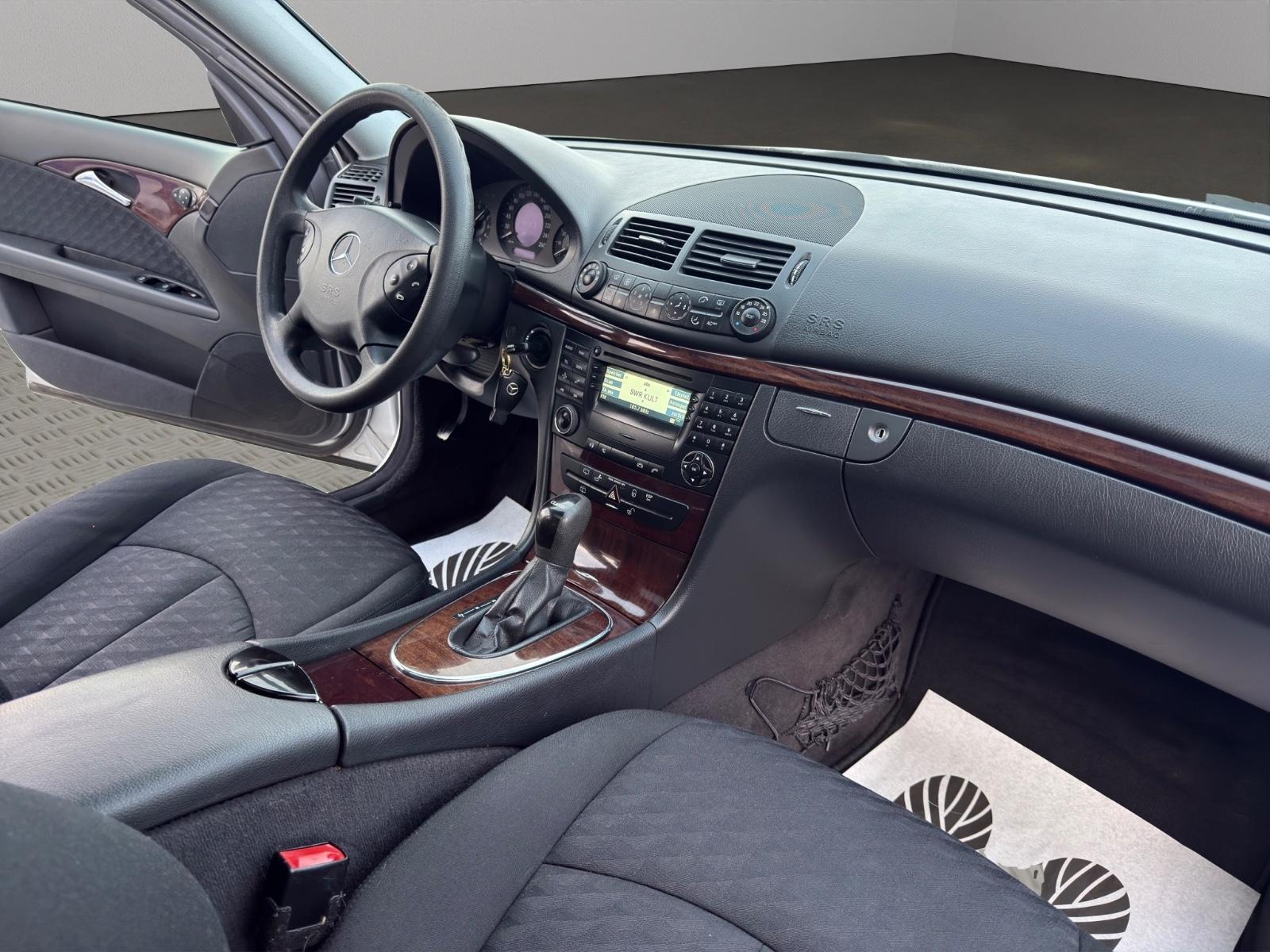 Mercedes-Benz E200 2005 — photo 19