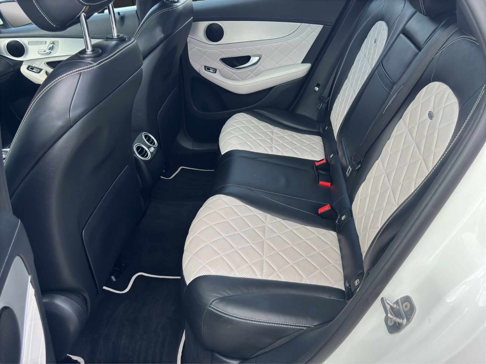 Fahrzeugabbildung Mercedes-Benz GLC 220 d 4Matic/AMG Line/Pano/ACC/Keyless Go