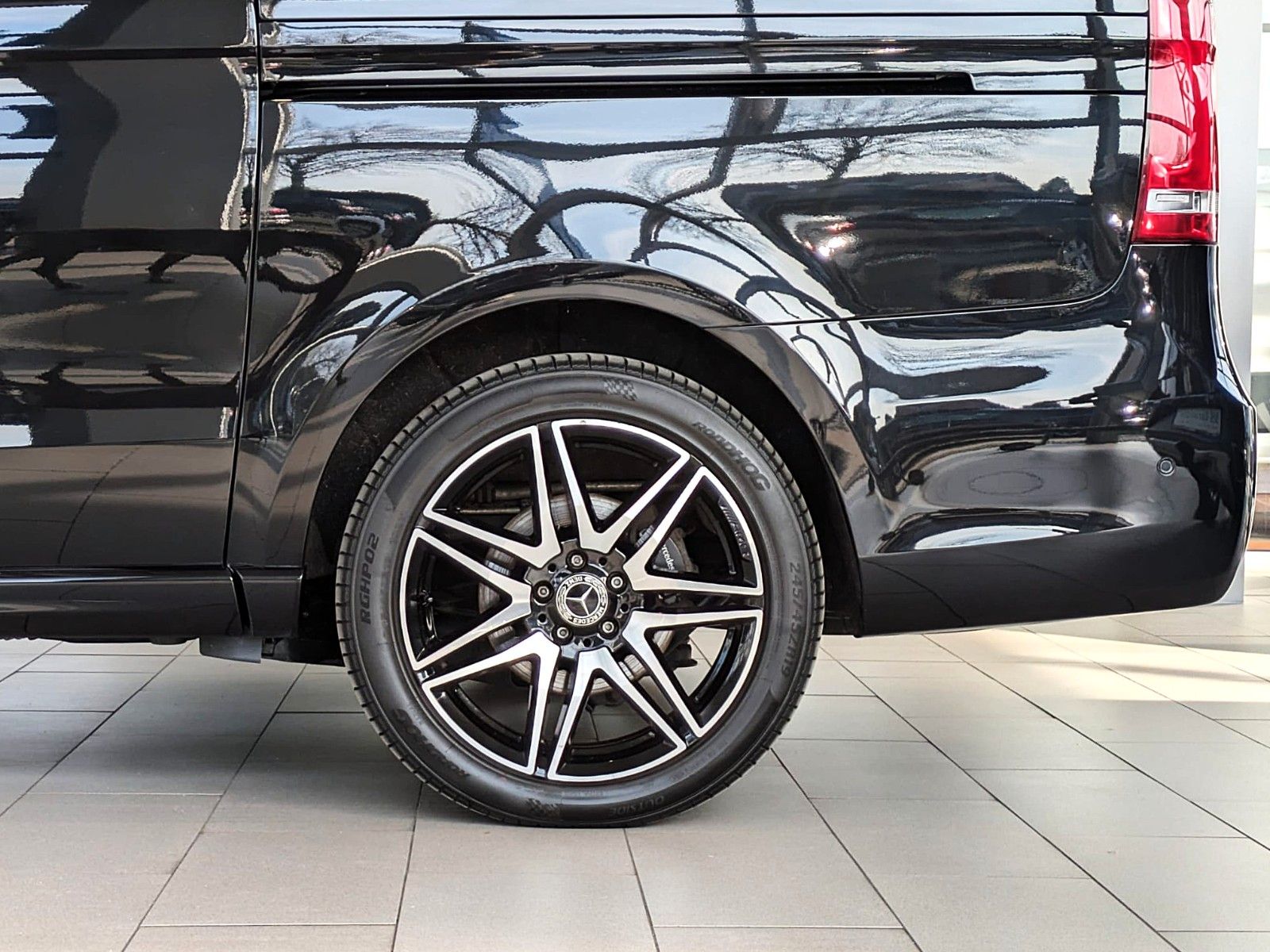 Fahrzeugabbildung Mercedes-Benz V 250d AMG 4M LANG 6 SITZE VIP SHUTTLE MEGAVOLL!
