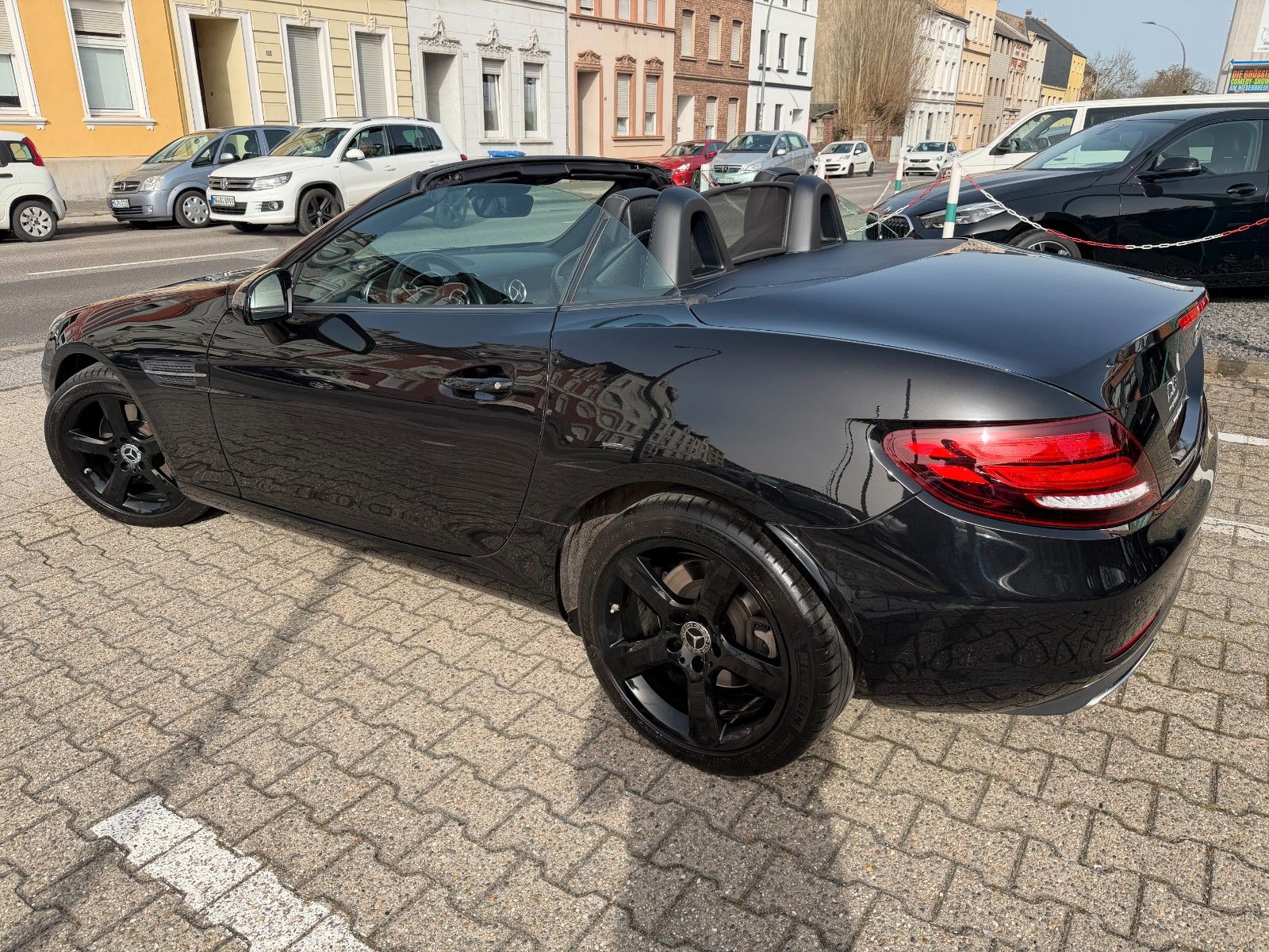 Fahrzeugabbildung Mercedes-Benz SLC 300 SPORT LED NAVI LEDER MEMORY AIRSCARF