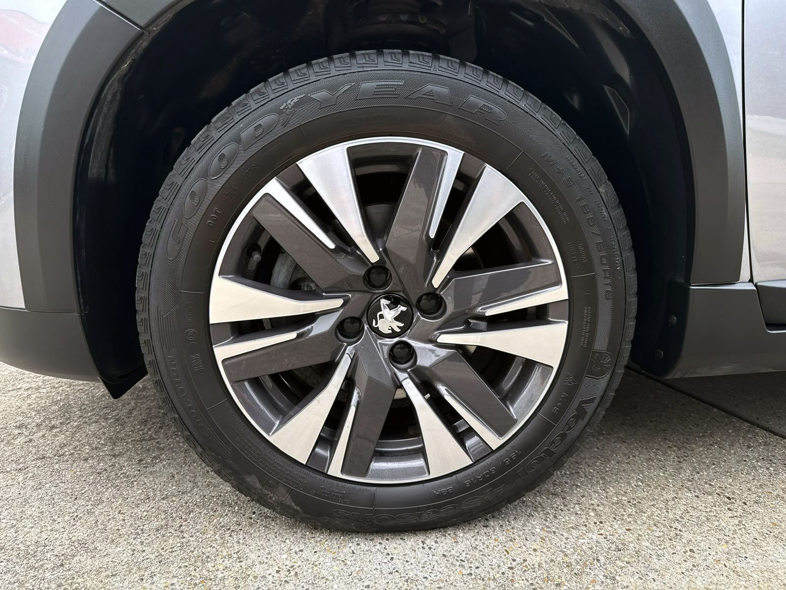 Fahrzeugabbildung Peugeot 2008 Allure 1.2 Auto. KAM PDC SHZ PANO NAV TEMP