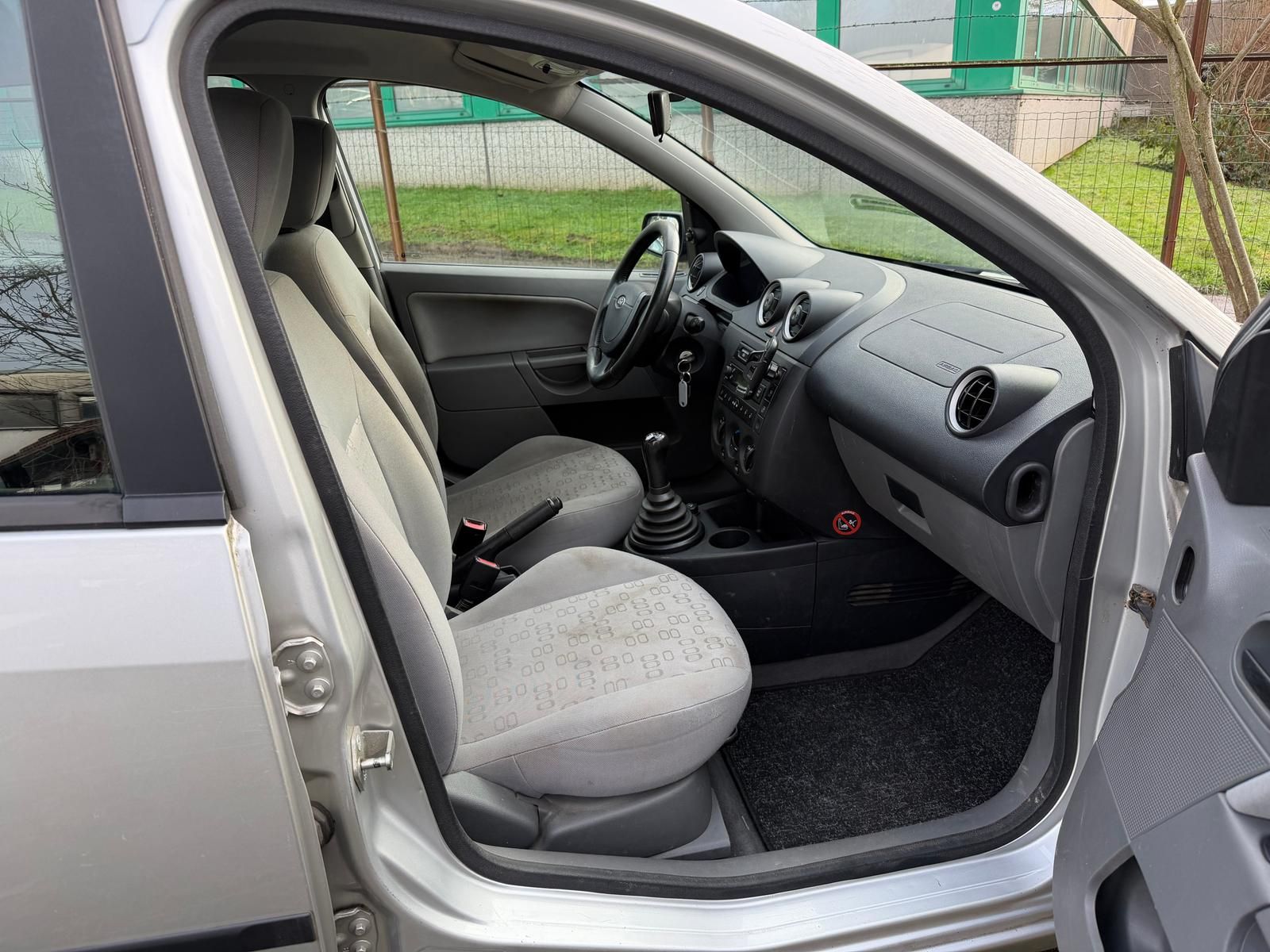 Fahrzeugabbildung Ford FIESTA AMBIENTE 1.3*TÜV NEU*AHK*KLIMA*8-FACH*