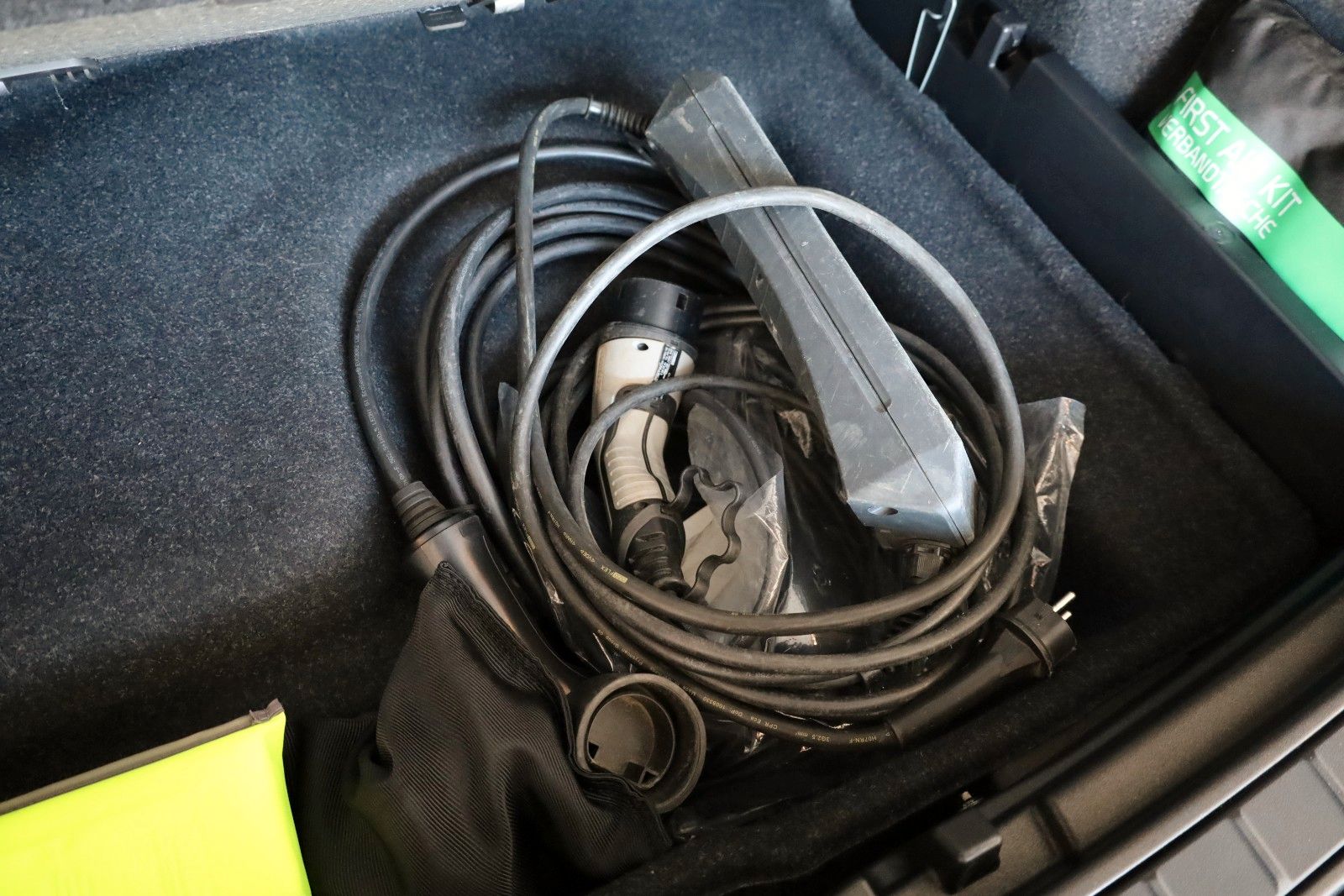 Fahrzeugabbildung Volvo XC40 Plus Recharge,T.Leder,Navi,LED,Kamera,SH