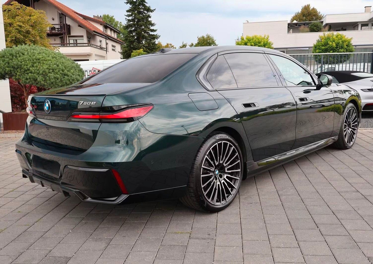BMW 750e xDrive M Sport Oxfordgrün imagem 3