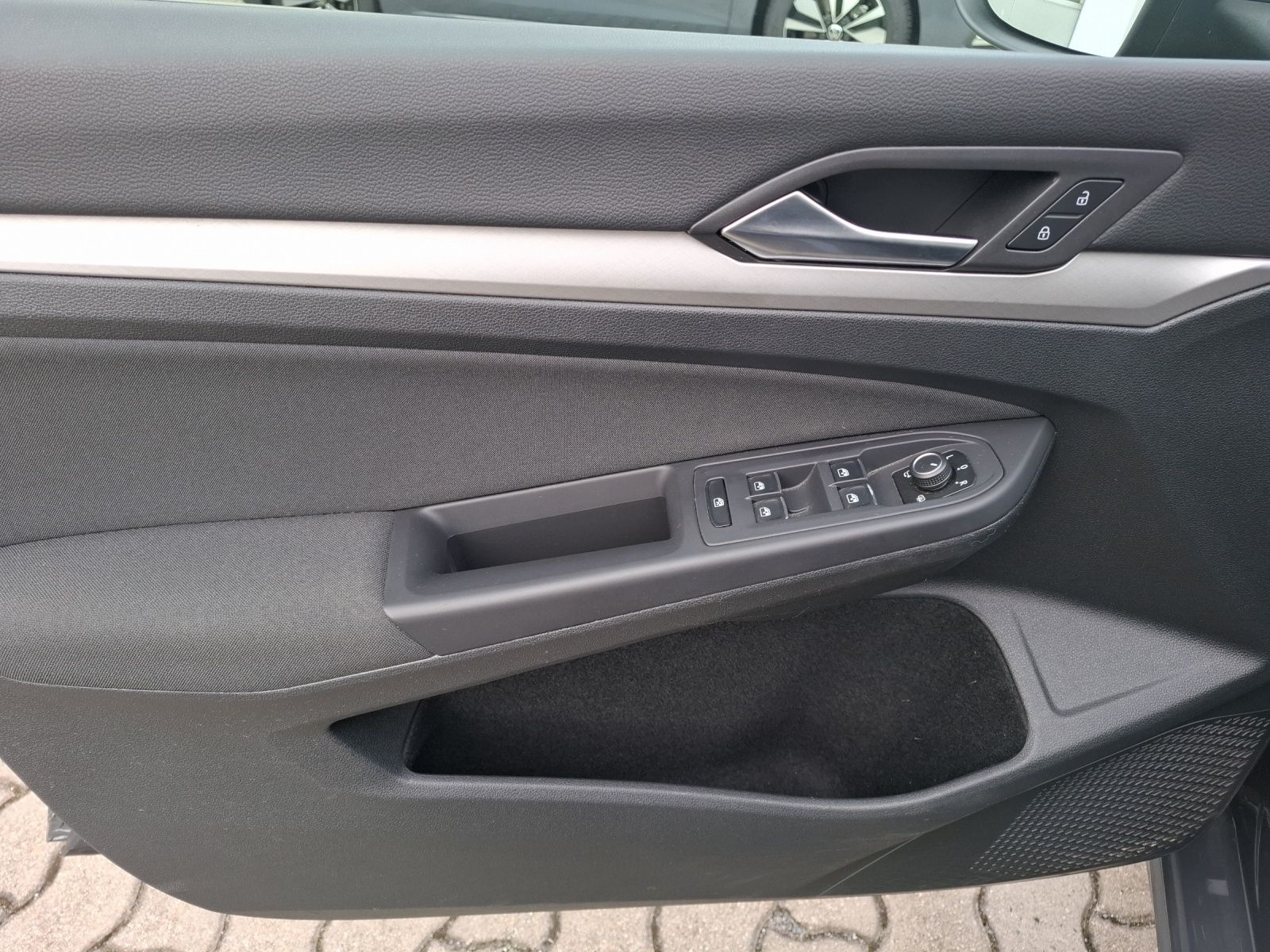 Fahrzeugabbildung Volkswagen Golf VIII TSI Life Matrix Navi AID ACC PDC SH LM