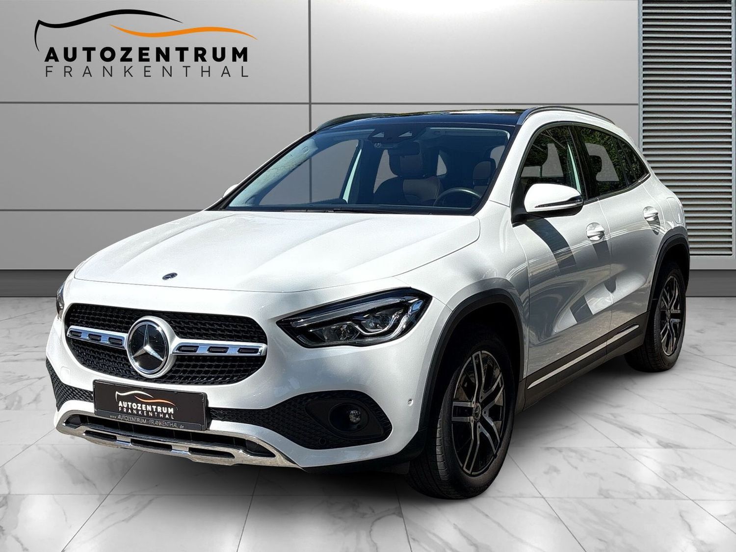 MERCEDES-BENZ GLA 200 8Fach PANO AHK ACC
