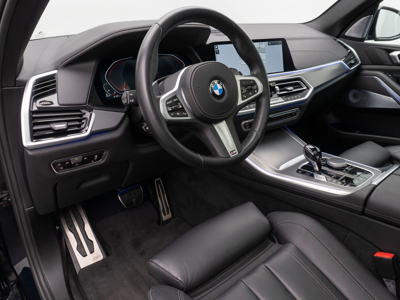 Fahrzeugabbildung BMW X5 xD40d M Sport Panorama Kamera HUD DAB B&W 22"