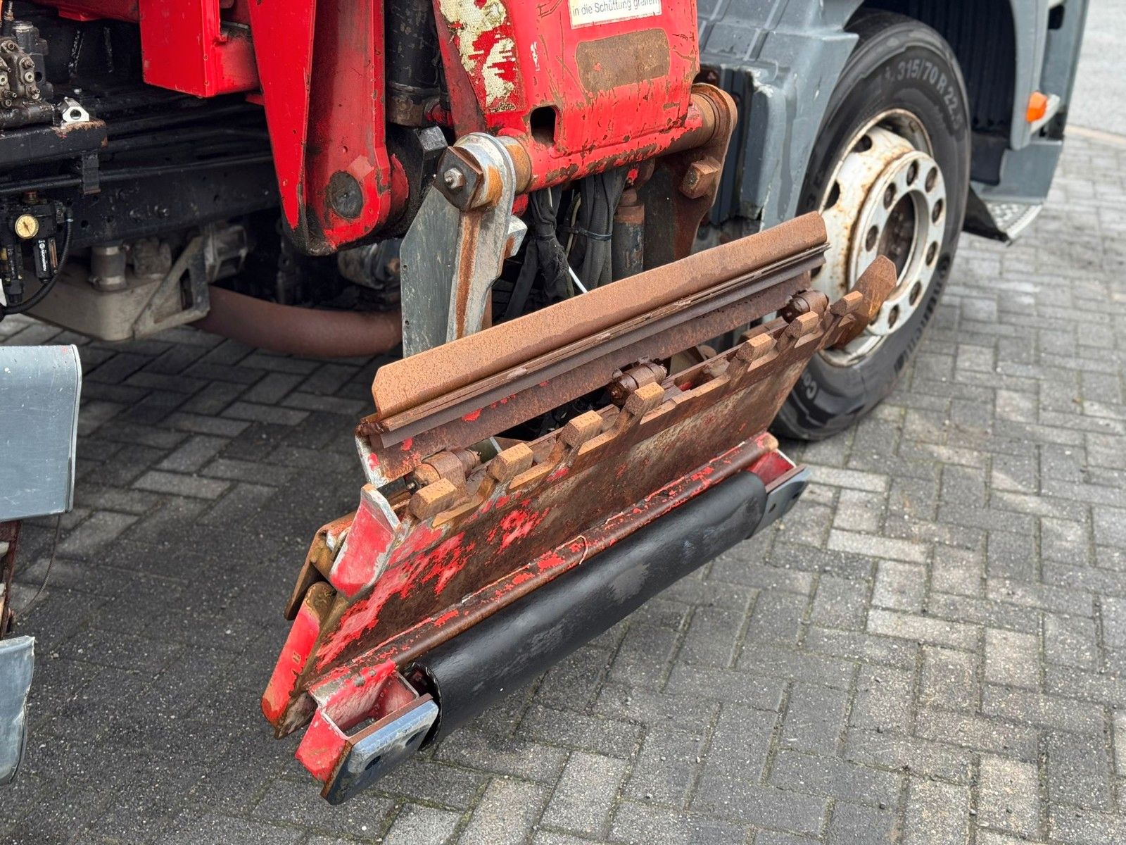 Fahrzeugabbildung MAN TGA 26.320 B/L  6x2 Faun Seitenlader Müllwagen