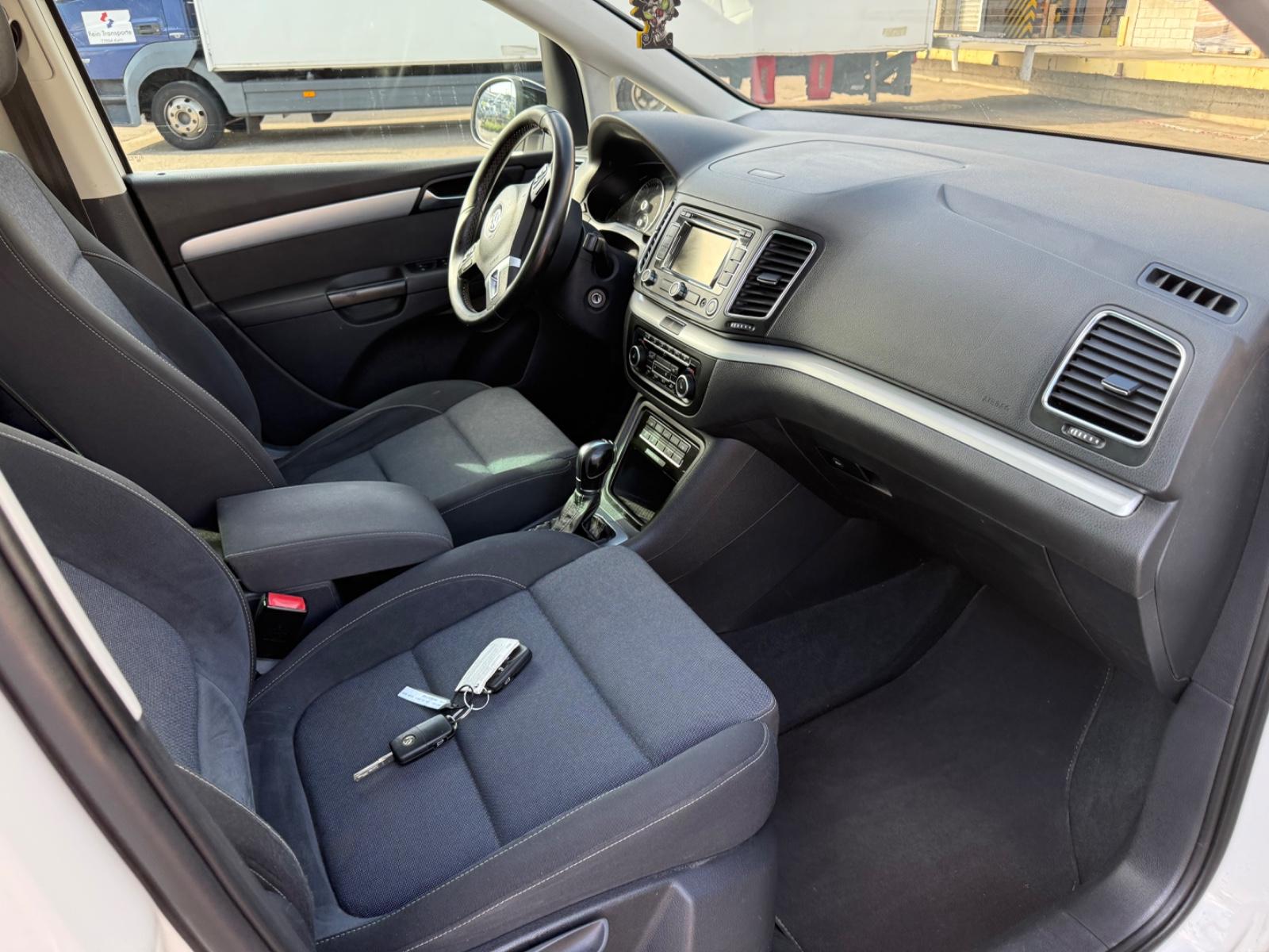 Volkswagen Sharan 2011 — photo 16