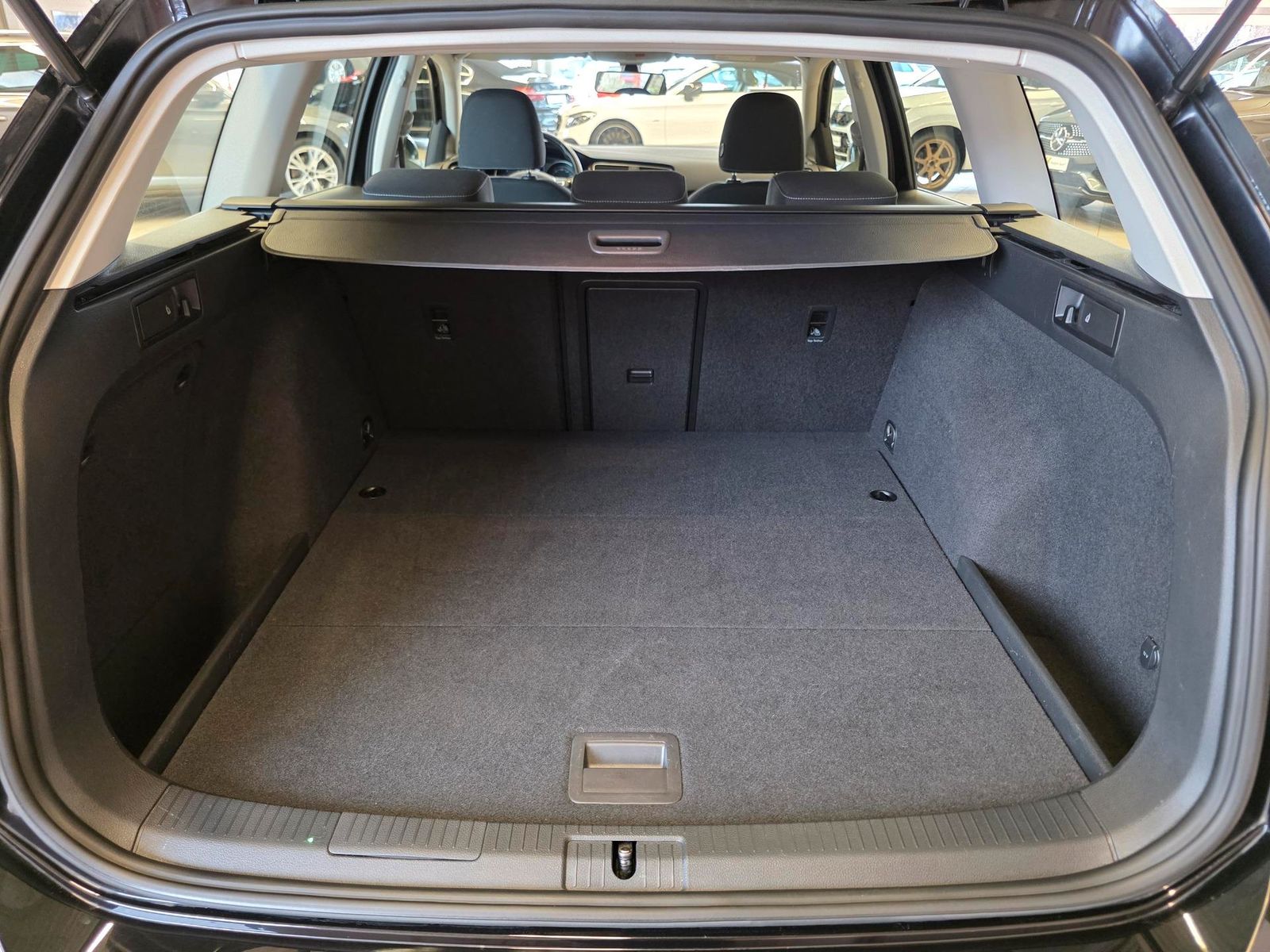 Fahrzeugabbildung Volkswagen Golf Variant 1.5 TSI Highline/LED/Shz/ACC/Ahk