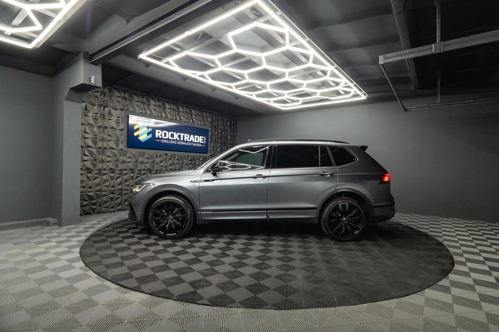 Fahrzeugabbildung Volkswagen Tiguan Allspace R-Line 4Motion HUD | PANO | ACC
