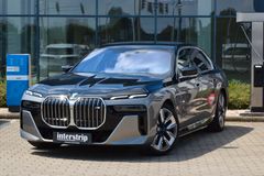 BMW M760 – 1 / 24