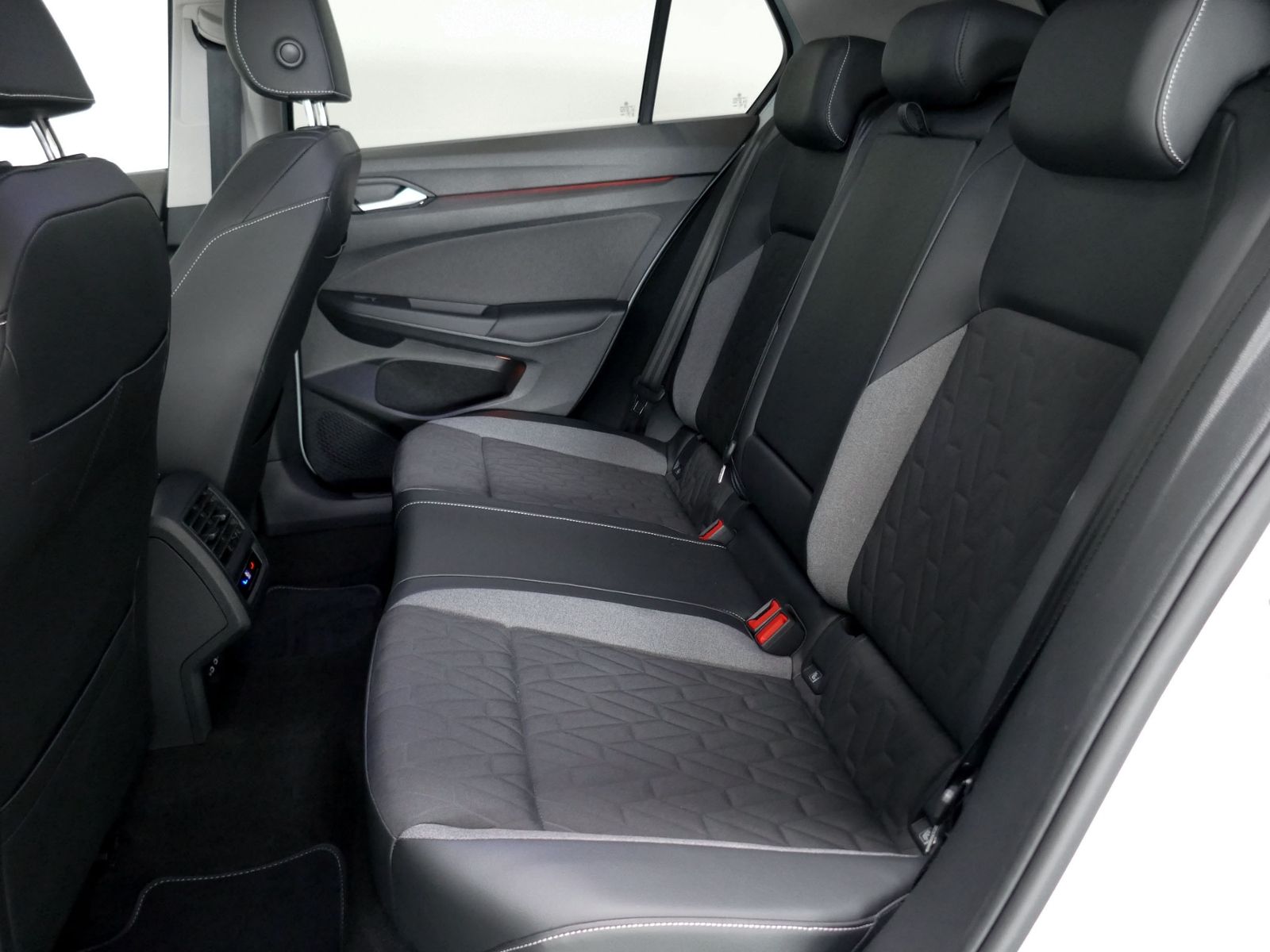 Fahrzeugabbildung Volkswagen Golf VIII GOAL 1.5 TSI | LED PDC ACC Navi App