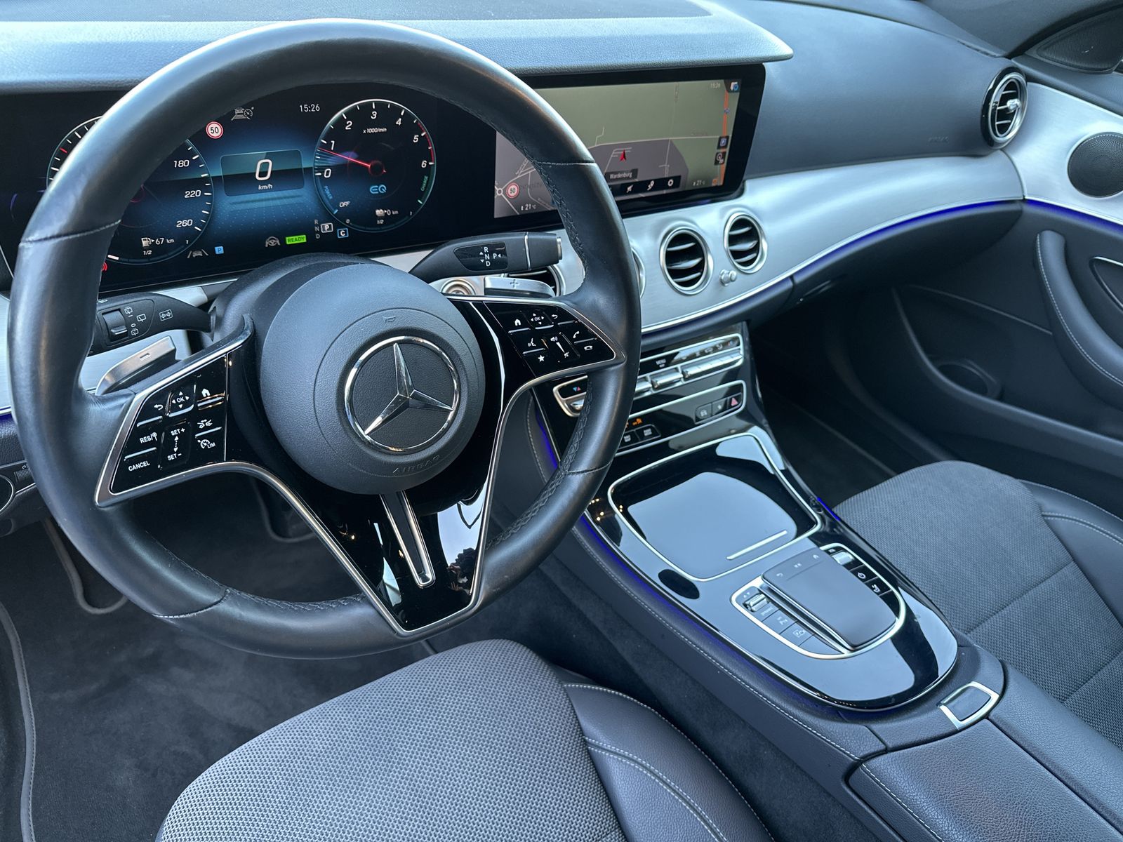 Fahrzeugabbildung Mercedes-Benz E 300de T 4M Avantgarde NAV+LED+AHK+WIDE+CARPLAY