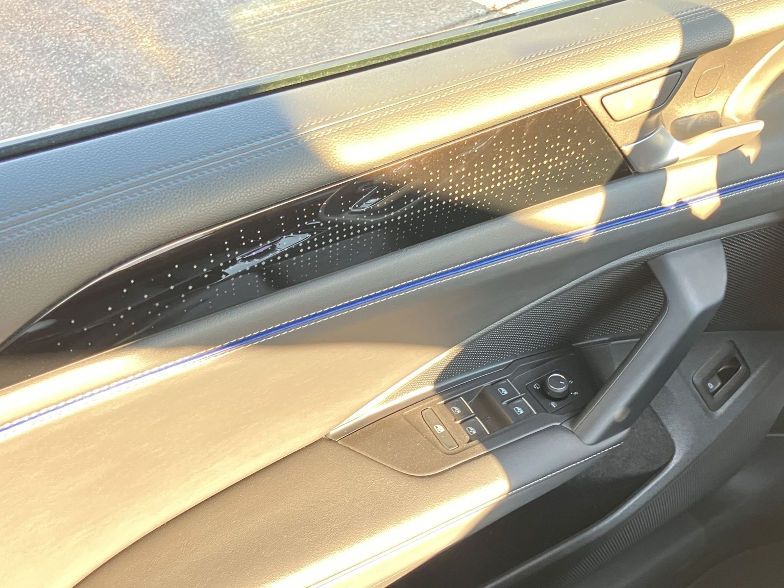 Fahrzeugabbildung Volkswagen Tiguan TDI R-Line 4M DSG MATRIX AHK PANO ACC