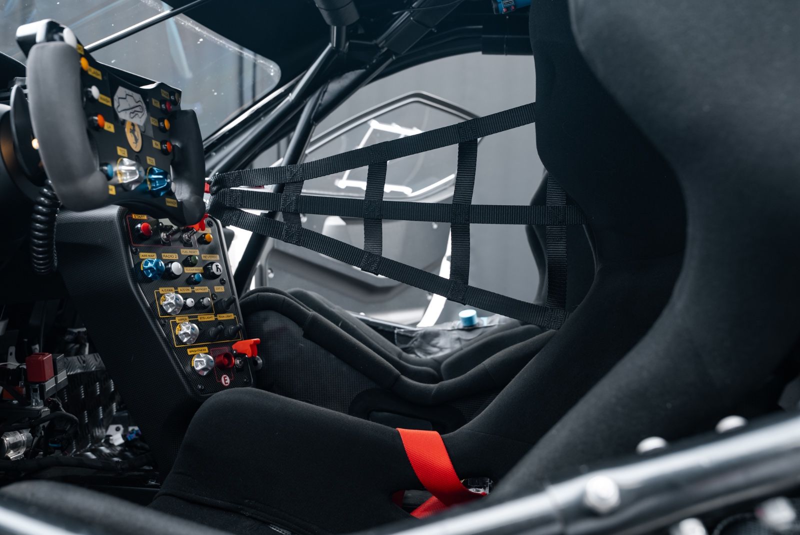 Fahrzeugabbildung Ferrari 296 Challenge TOP/PASSENGER SEAT/SILENCERS