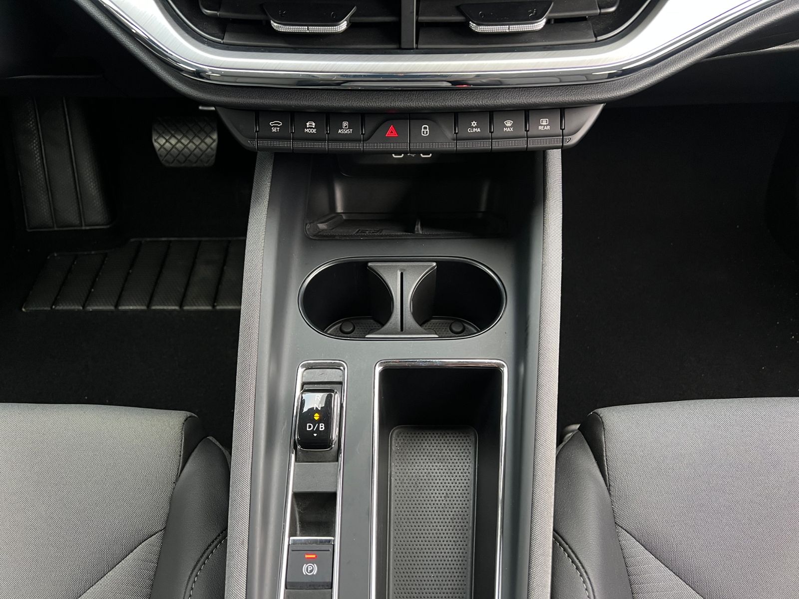 Fahrzeugabbildung SKODA Enyaq iV 80 Loft *AHK, 360°-Kamera,Navi,19" LM F