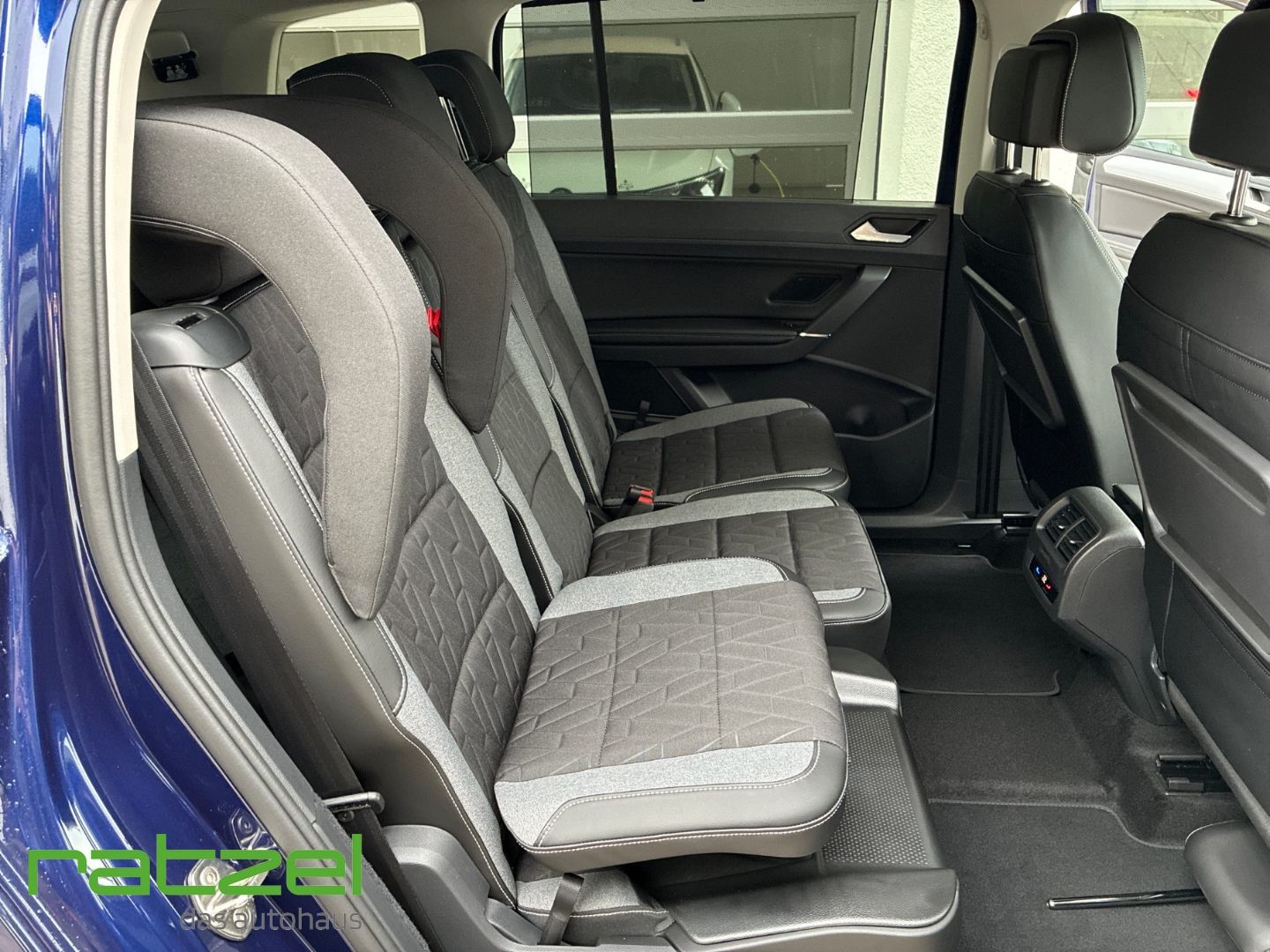 Fahrzeugabbildung Volkswagen Touran R-LINE 1.5 TSI DSG 8-fach+7-Sitzer+AHK