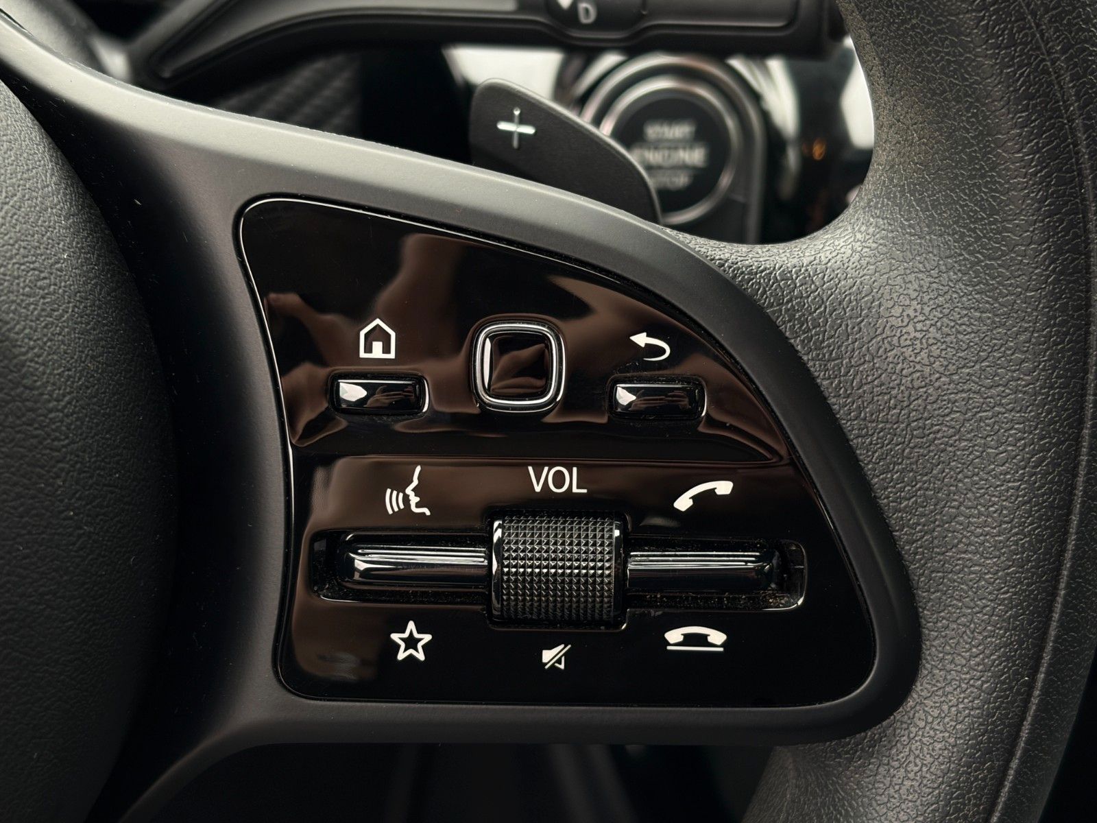 Fahrzeugabbildung Mercedes-Benz CLA 180 SB SHZ LKA TEMP MBUX Navi Wifi CarPlay